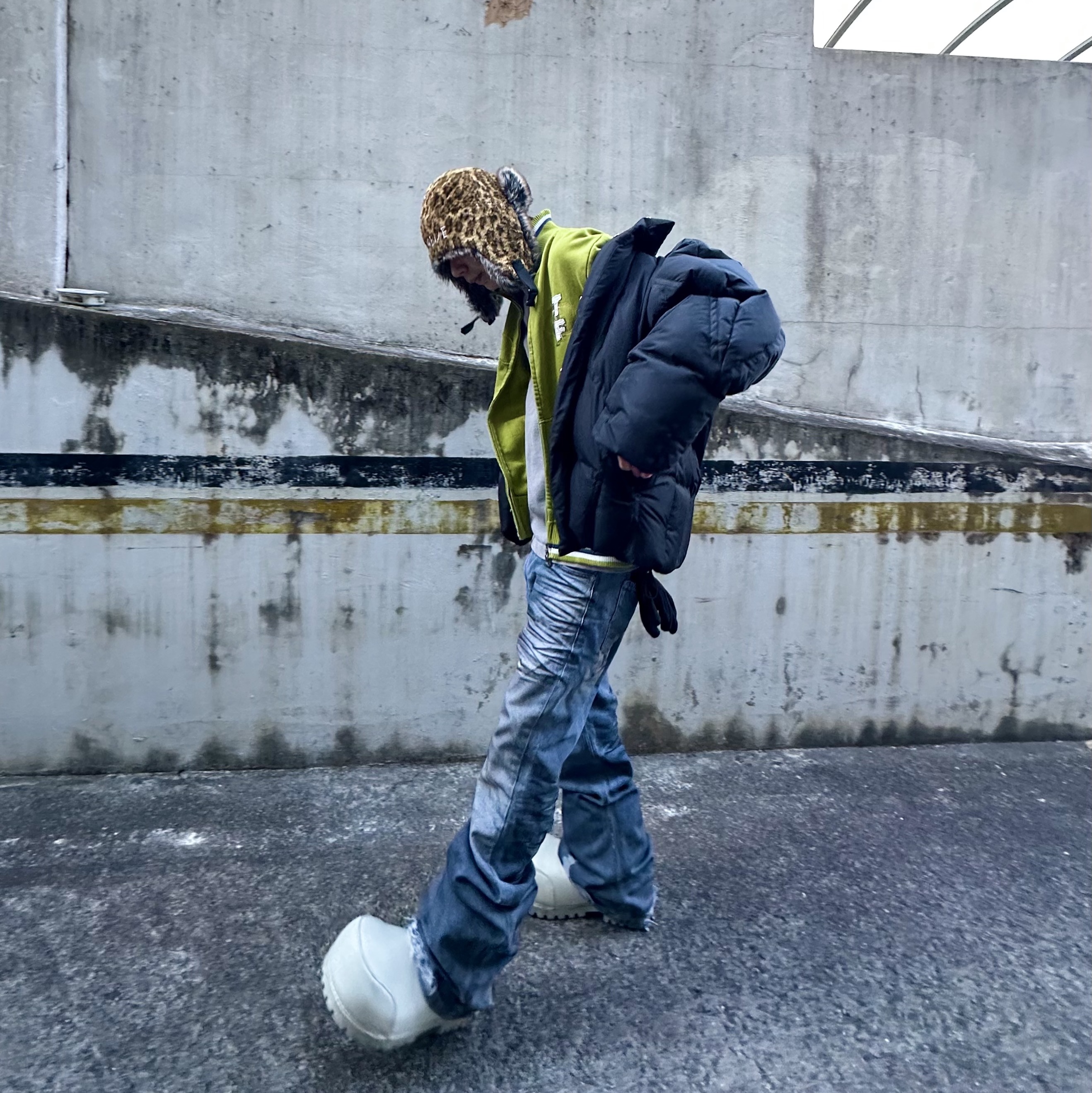 (W) Balenciaga Skiwear Alaska Nylon Low Boot White, Project G/R Flare Jeans Blue 착용 스타일 - 1