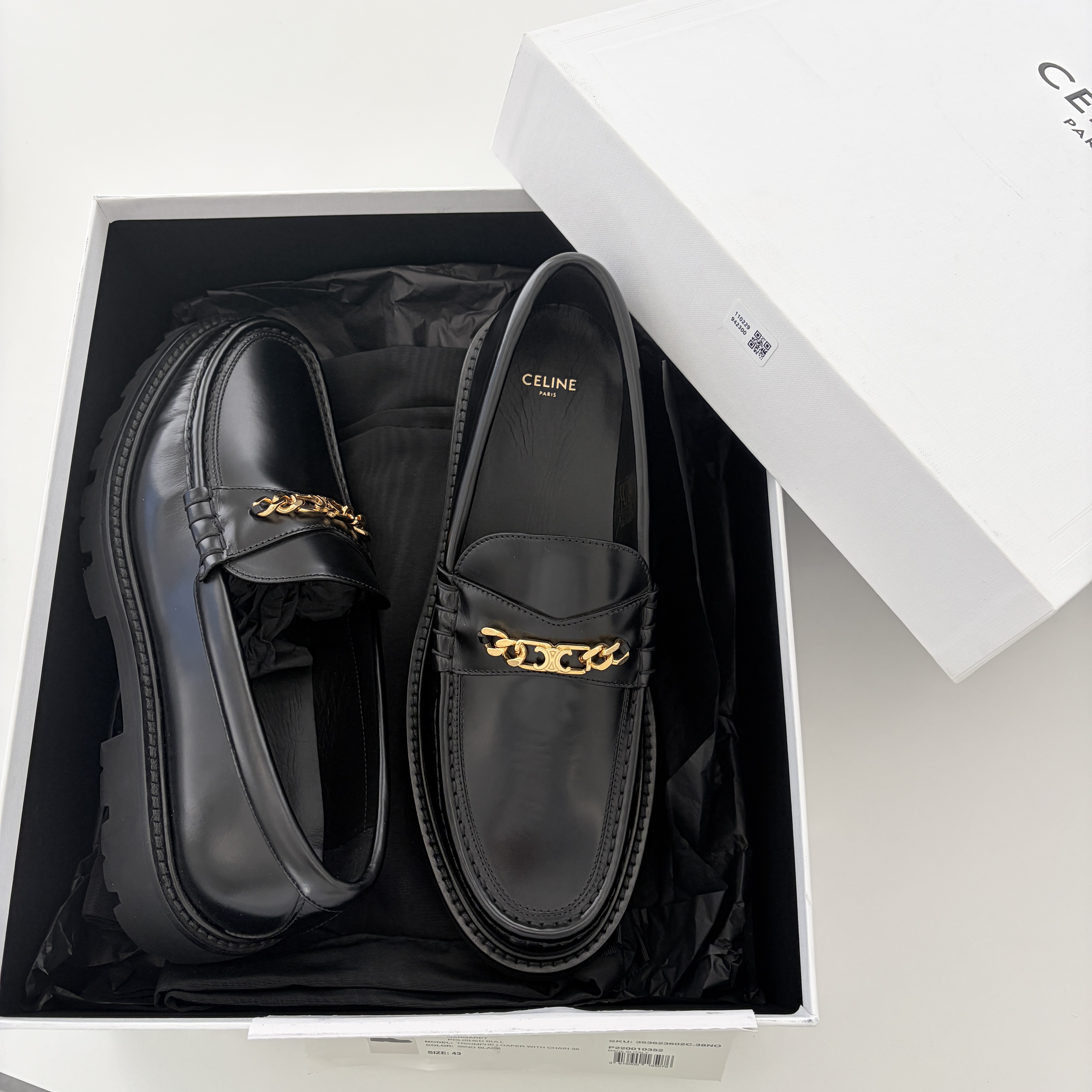 Celine Margaret Triomphe Loafer in Polished Bull Black 착용 스타일