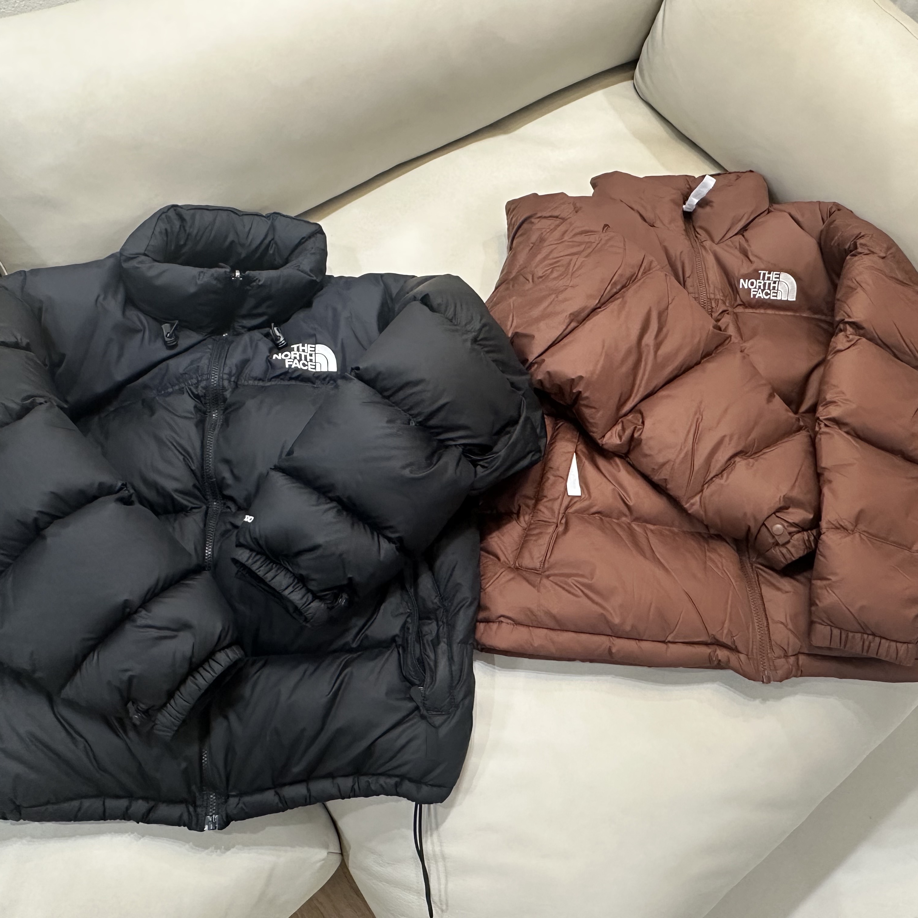 The North Face 1996 Eco Nuptse Jacket Brown, The North Face 1996 Retro Nuptse Down Jacket TNF Black 착용 스타일 - 2