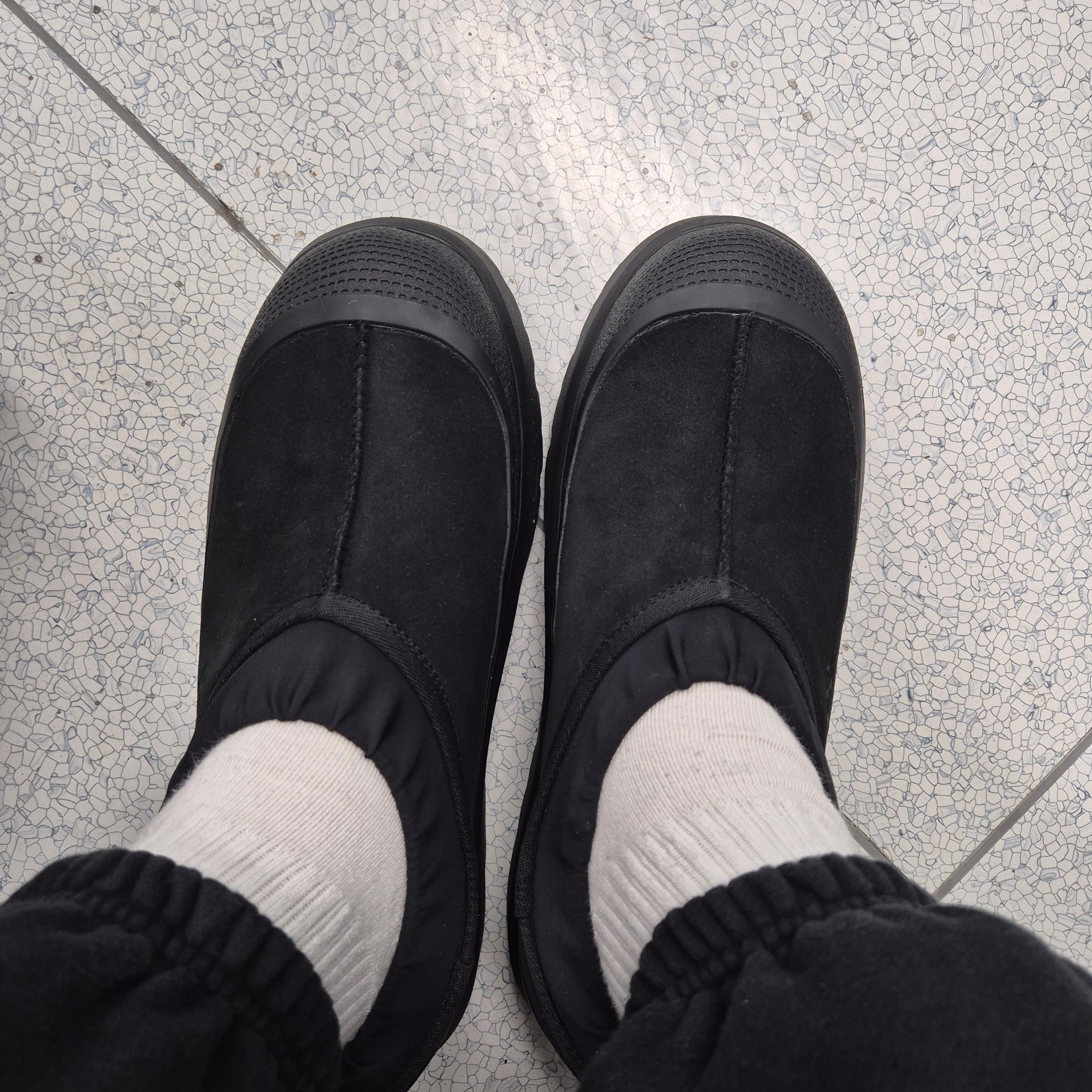 UGG Tasman Weather Hybrid Black 착용 스타일