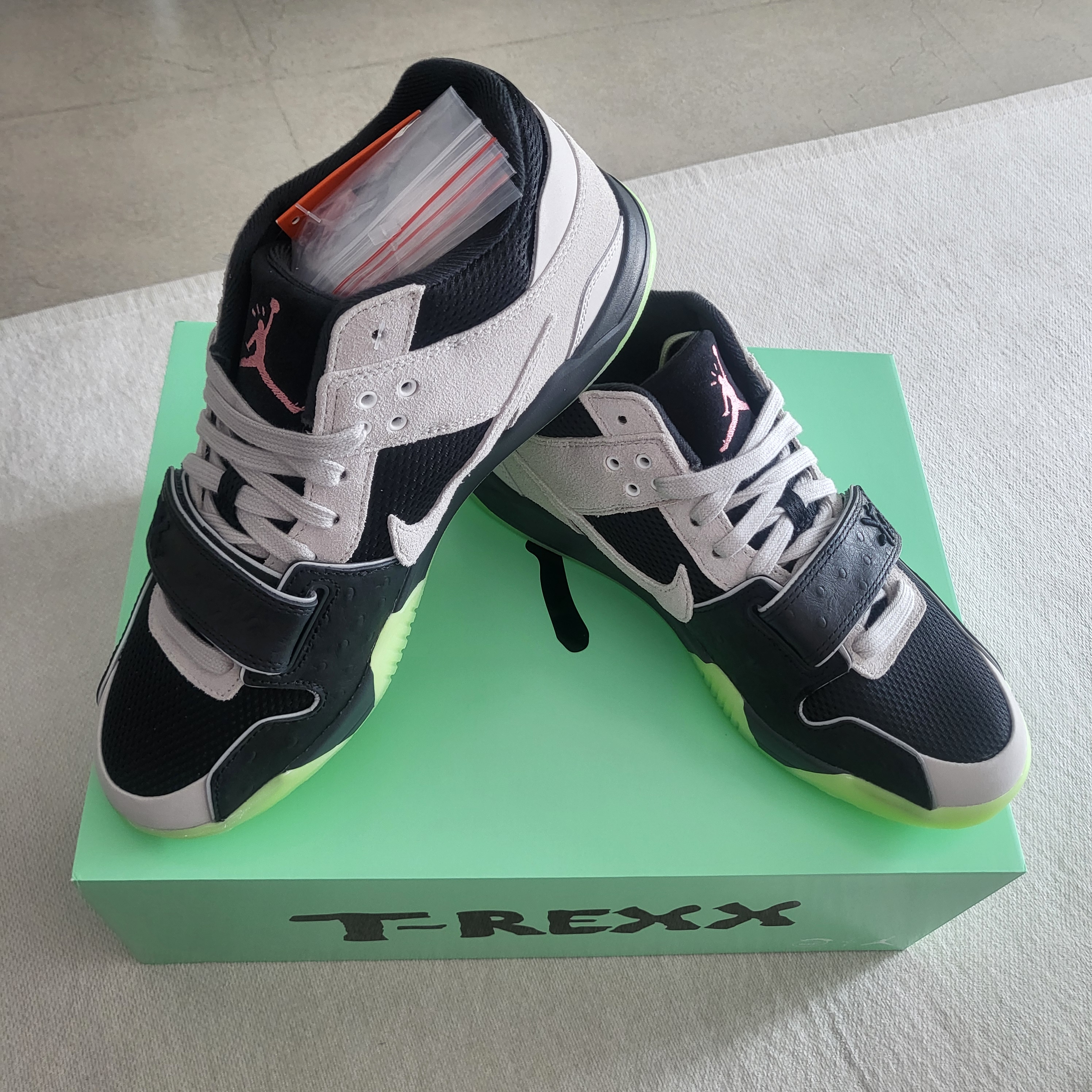 Jordan x Travis Scott x Chase B Jumpman Jack TR Black Night Silver 착용 스타일 - 7