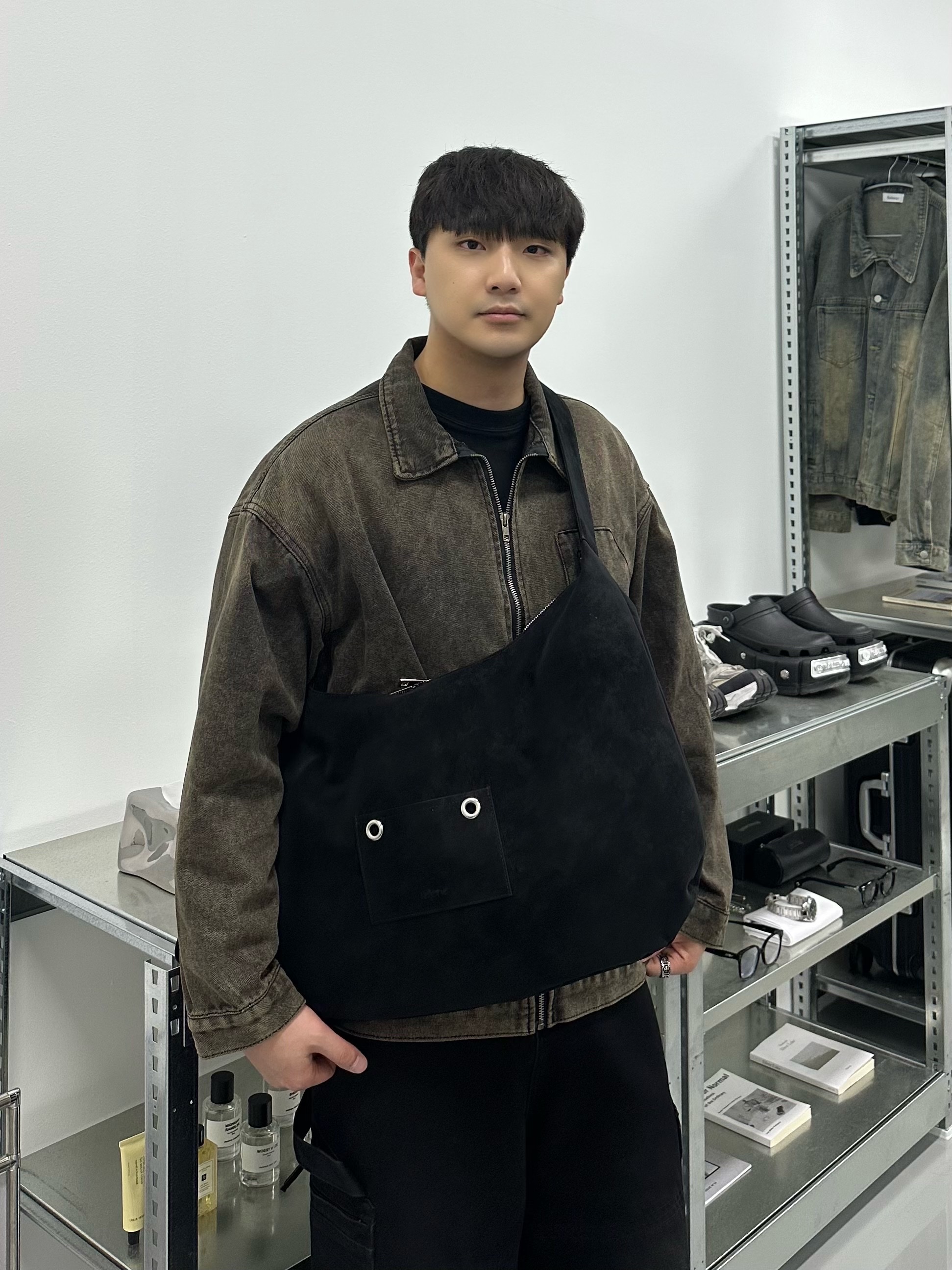 Balenciaga Cargo Sneakers White Grey 착용 스타일 - 2