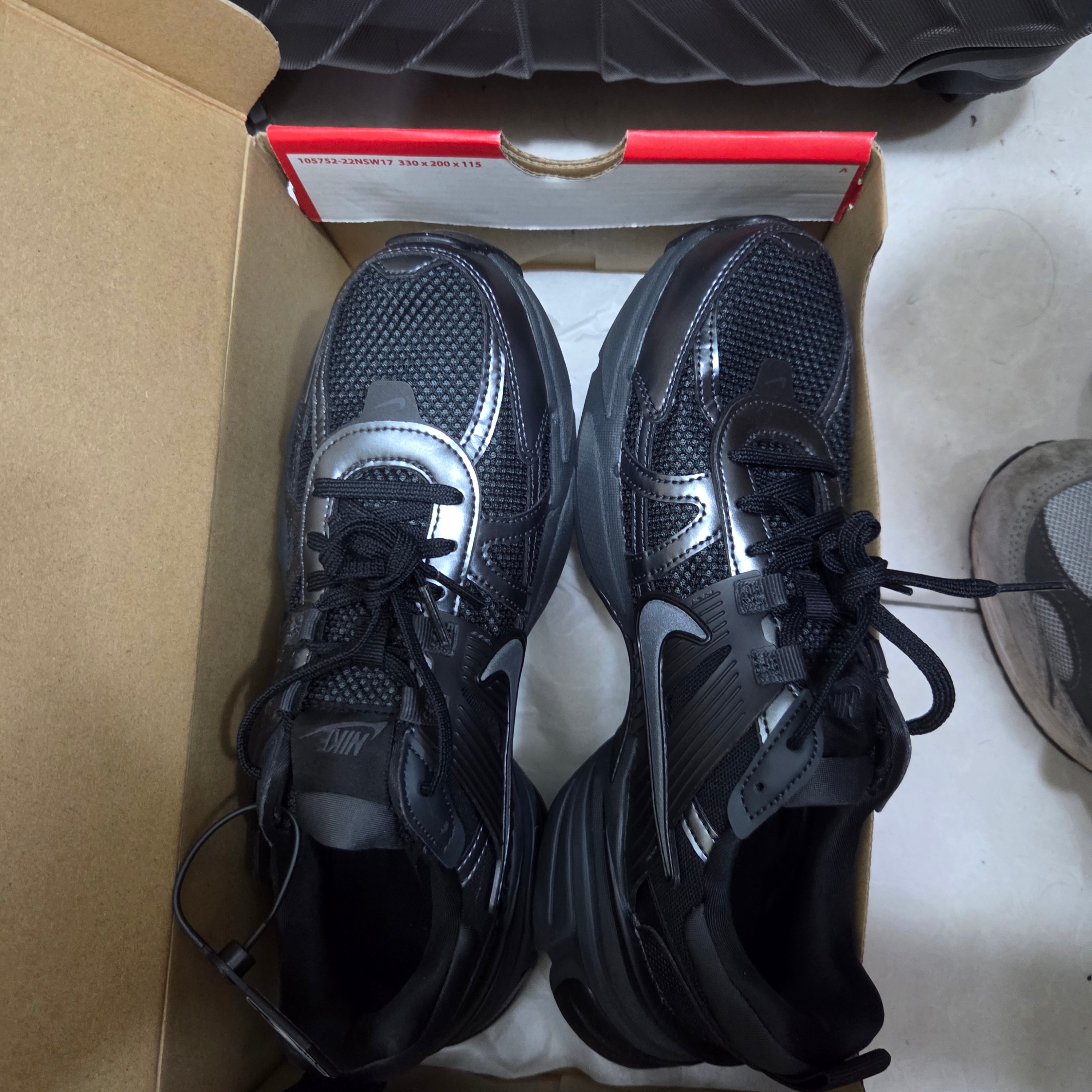 Nike V2K Run Black Anthracite 착용 스타일