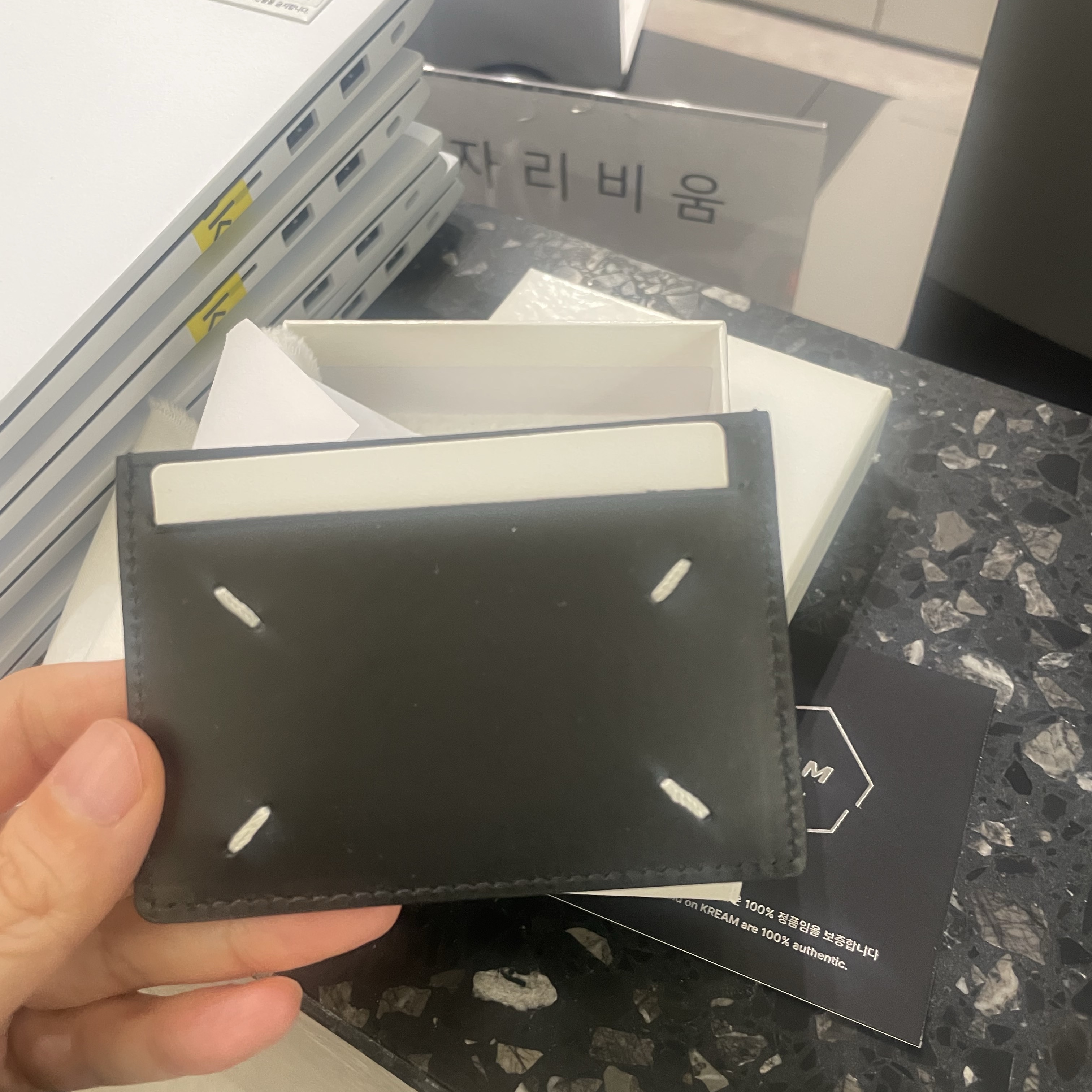 Maison Margiela Four Stitch Card Holder Black 착용 스타일