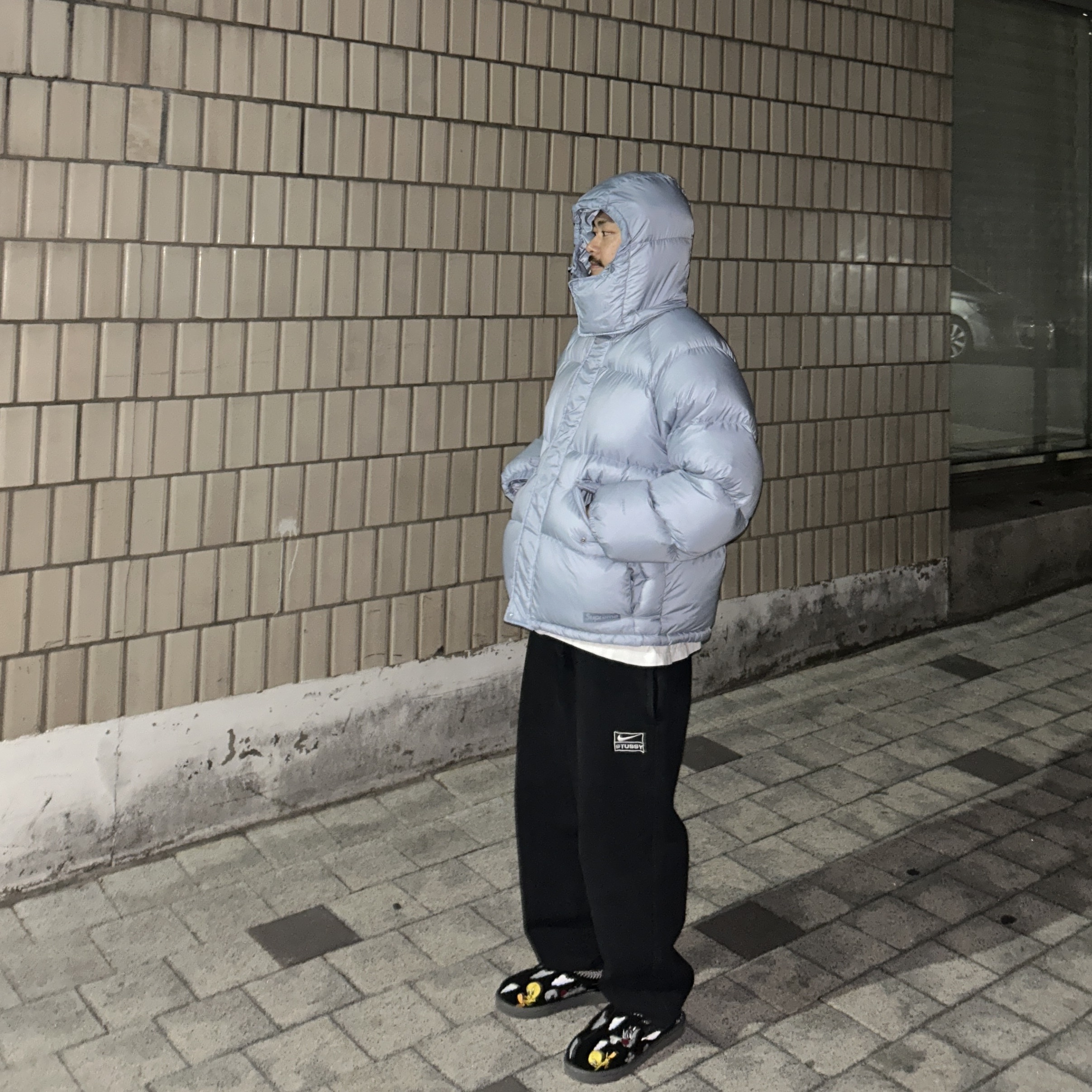 UGG x Palace x Looney Tunes Tasman Slipper Black, Supreme 700-Fill Down Lightweight Puffer Jacket Light Blue - 24FW 착용 스타일 - 1