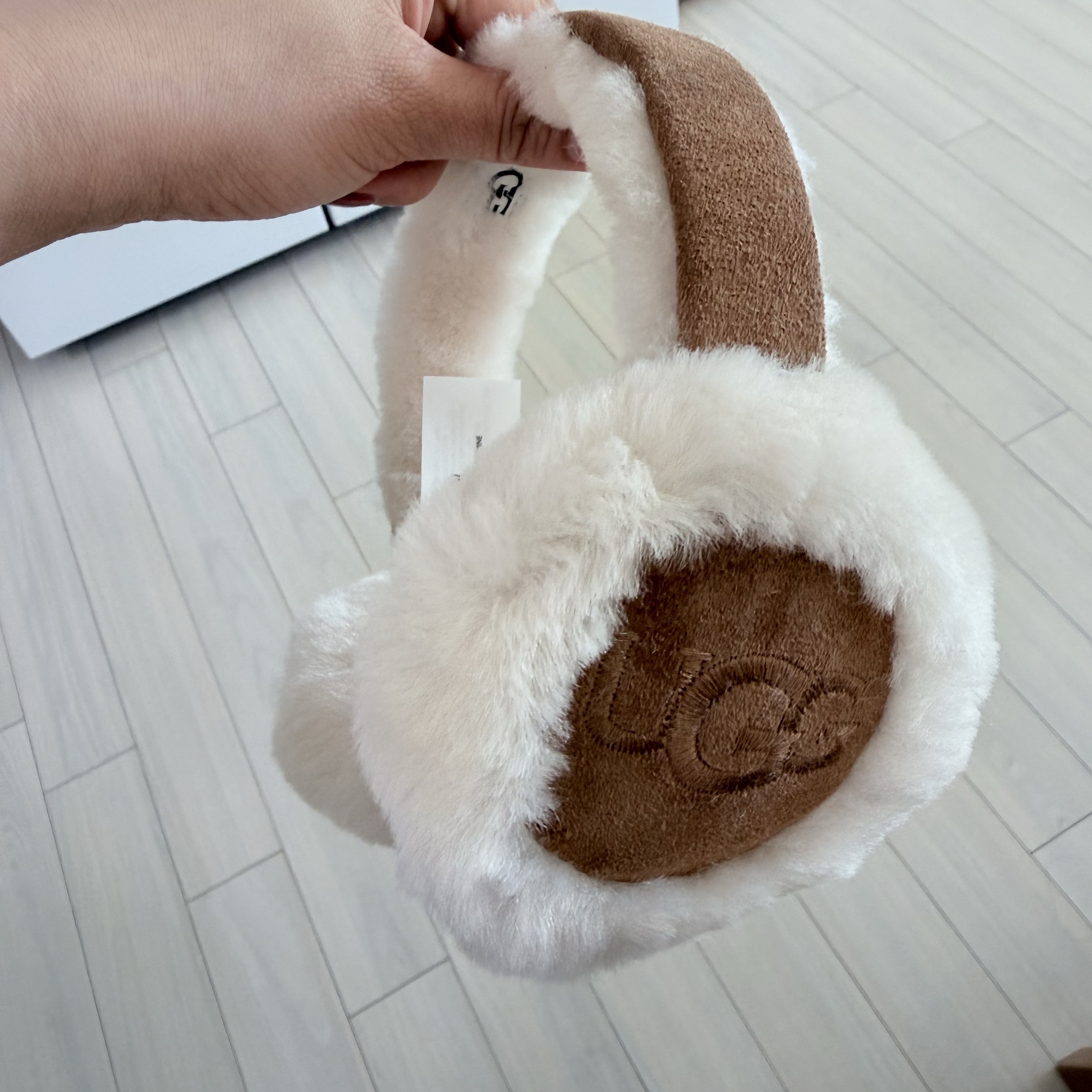 (W) UGG Embroidered Logo Earmuff Chestnut 착용 스타일