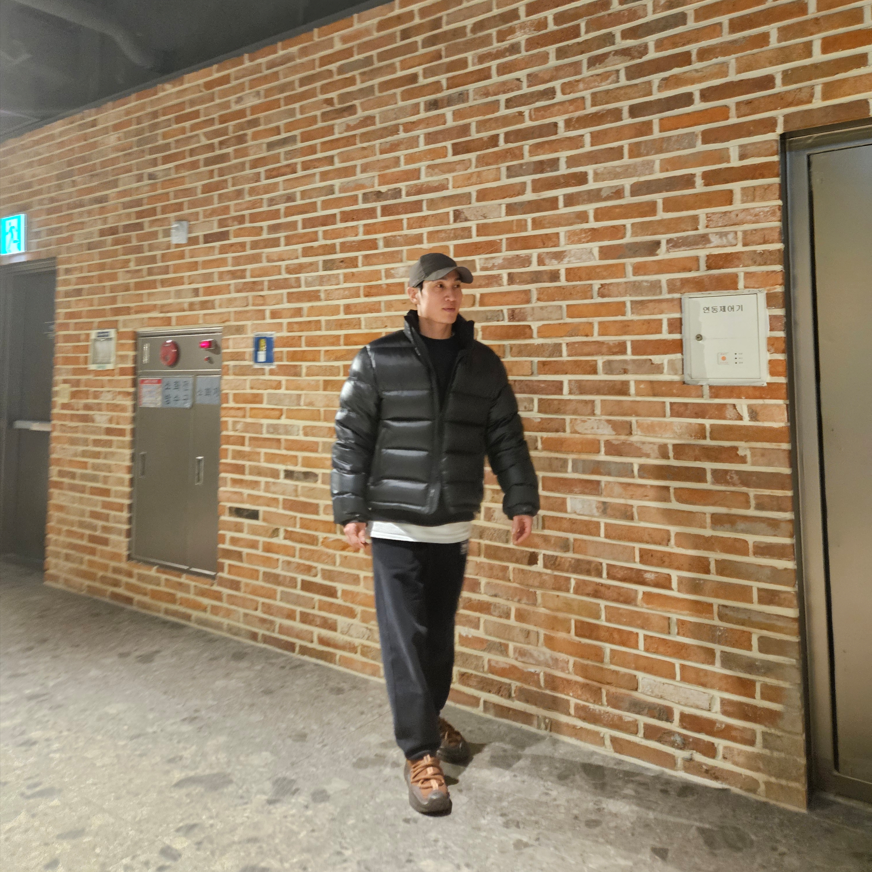 Hoka Ora Primo Mineral Brown Cast Iron - 25FW, Nike x Drake Nocta Puffer Jacket Black 착용 스타일