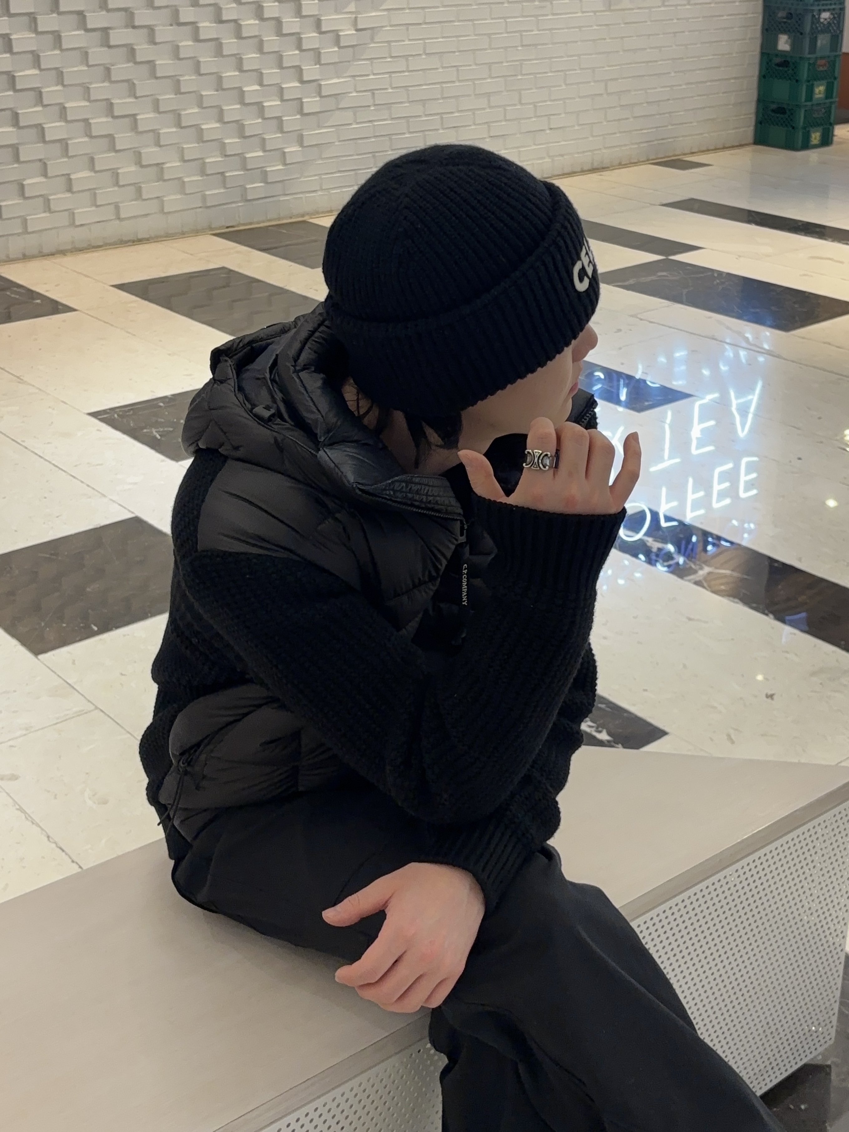 C.P. Company Extrafine Merino Wool Mixed Full Zip Goggle Sweater Black - 25FW, Celine Embroidered RIbbed Wool Beanie Black 착용 스타일