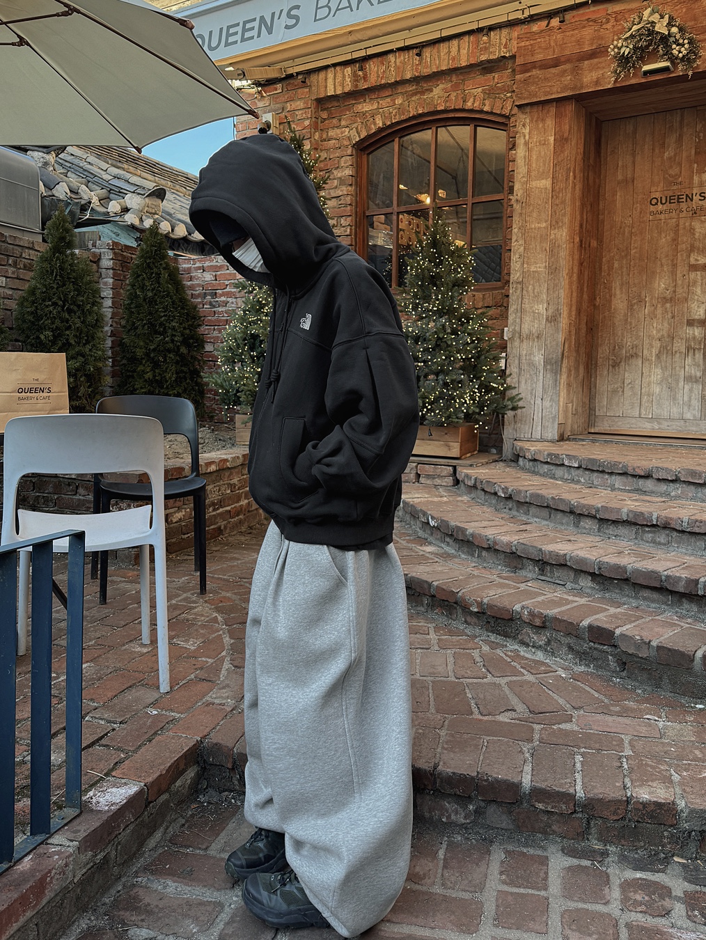 The North Face Dayoff Hood Zip Up Black - 25FW, Oakley Light Breathe Triple Black 착용 스타일 - 7