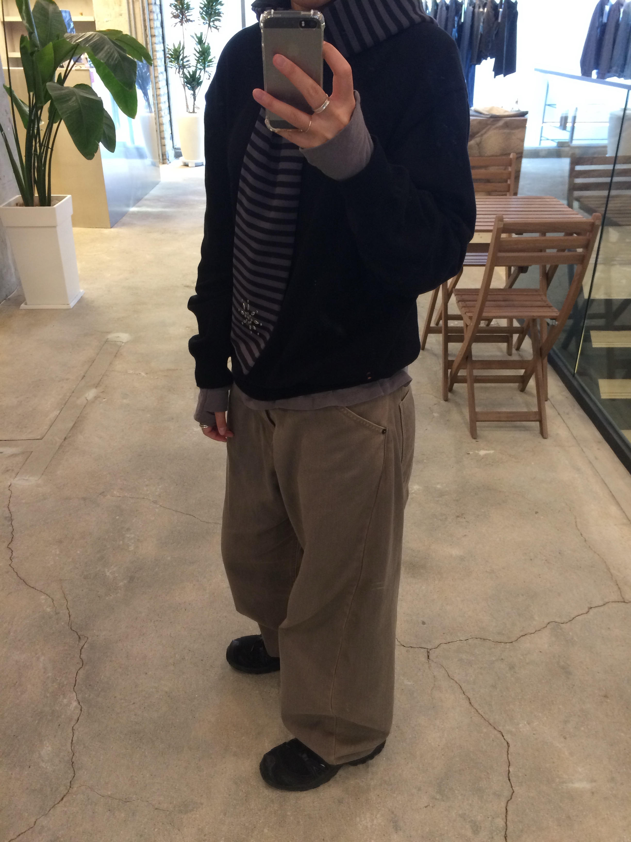 Hatchingroom Wide Curve Jeans Olive, DEFGARMENTS Stripe Hood Muffler Black 착용 스타일 - 1