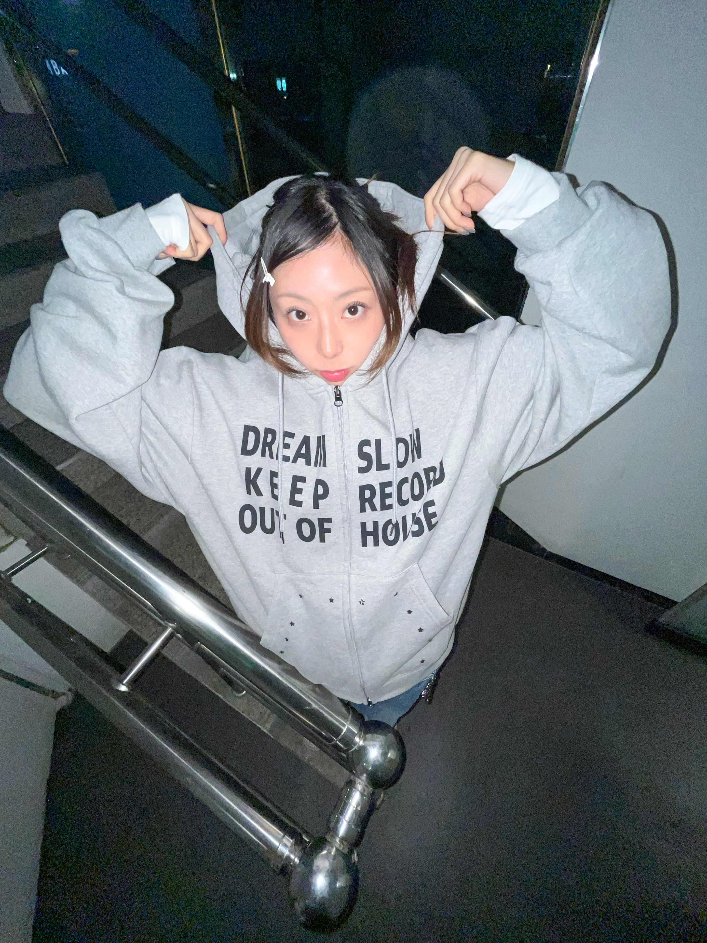 SLOW RECORD HOUSE Typo Star Hood Zip-Up Grey 착용 스타일 - 3