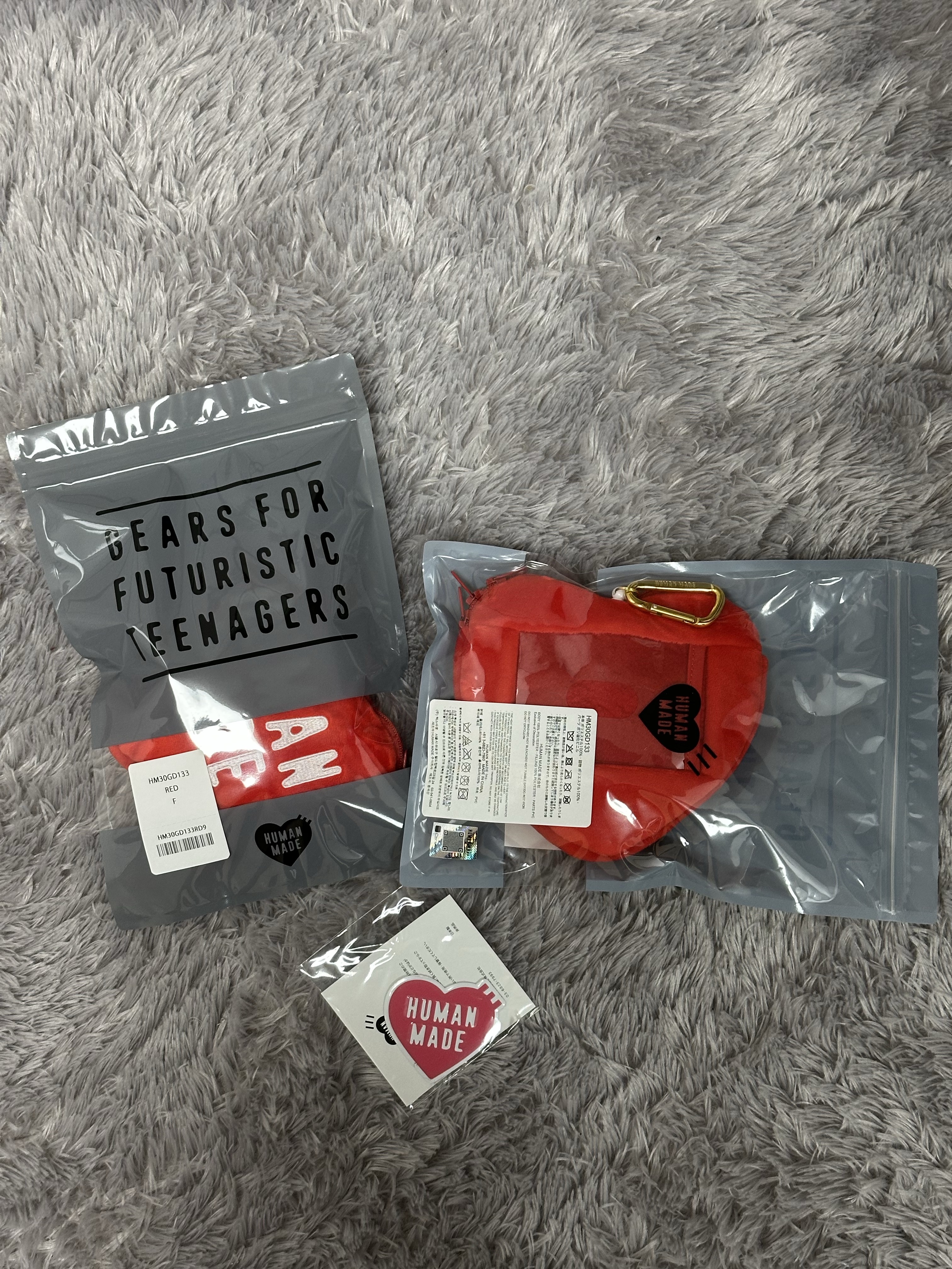 Human Made Heart Pass Case Red 착용 스타일 - 1