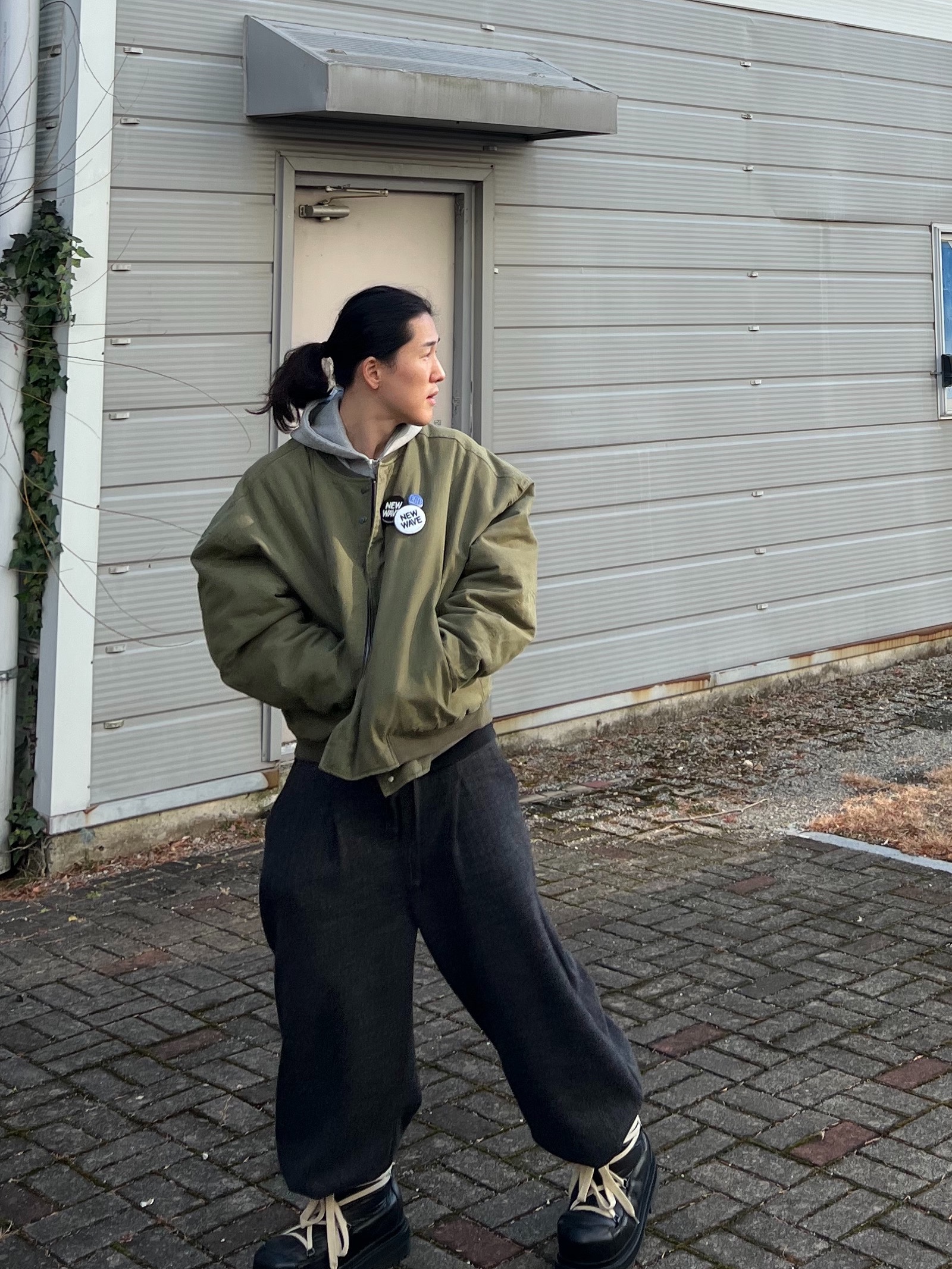 Nonnod Sulfur Dye Serge Bomber Jacket Vintage Khaki, Farfromwhat Far Pin Button & Safety Pin 착용 스타일 - 3