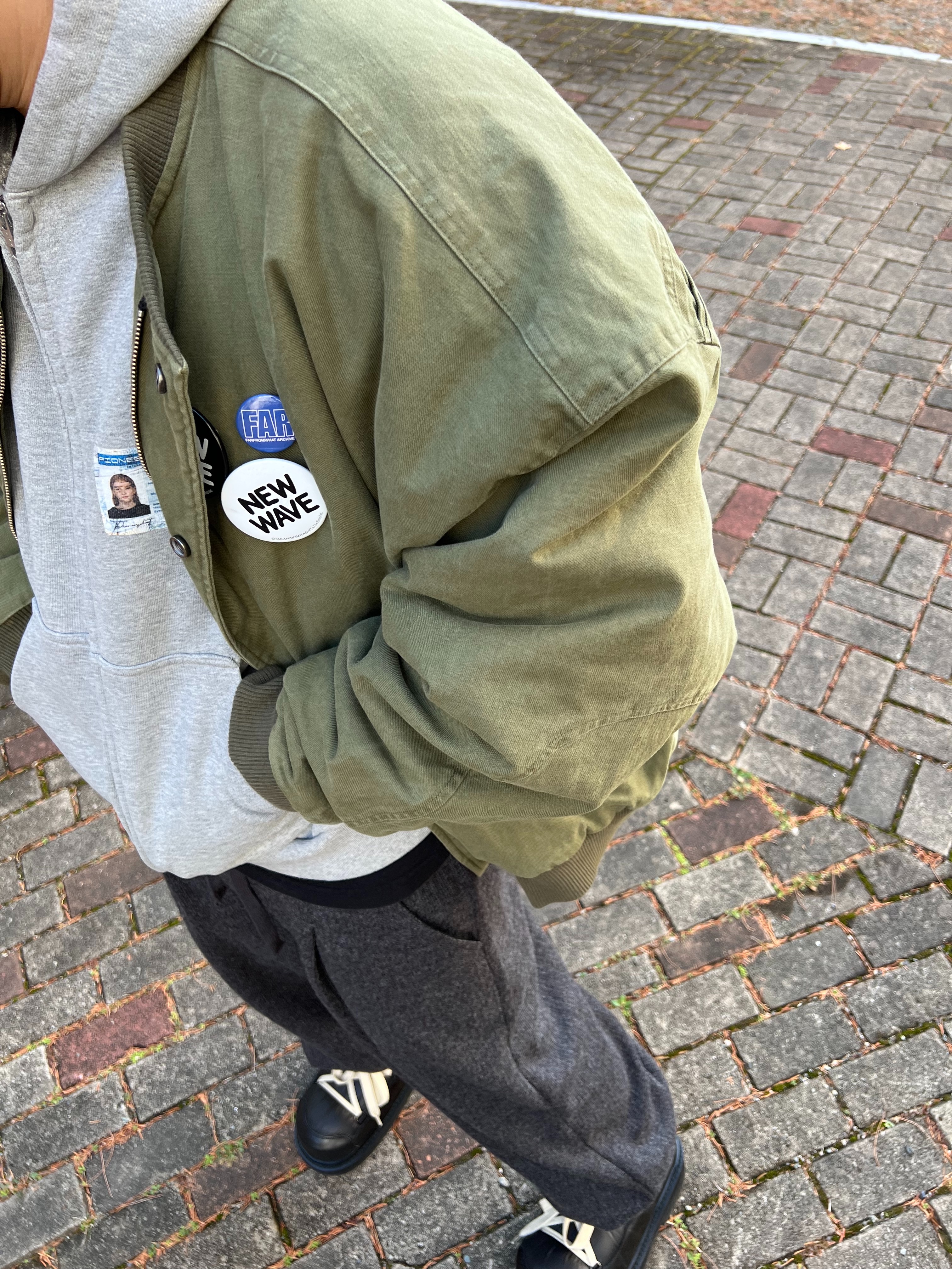 Nonnod Sulfur Dye Serge Bomber Jacket Vintage Khaki, Farfromwhat Far Pin Button & Safety Pin 착용 스타일 - 4