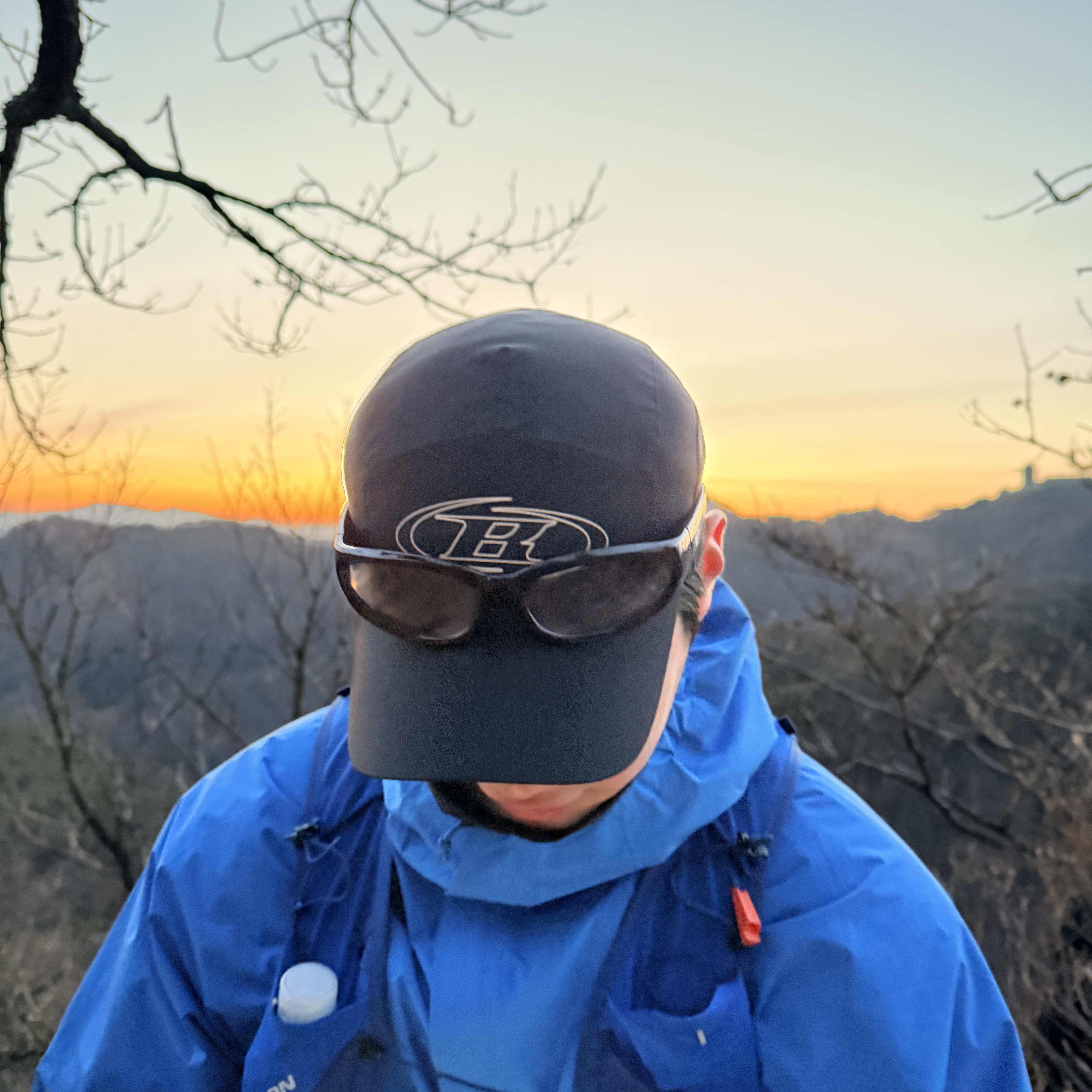 BORN TO WIN Stroke Running Cap Black, Nike ACG Storm-Fit ADV Cascade Rains Full Zip Jacket Light Photo Blue Summit White - Asia 착용 스타일 - 1