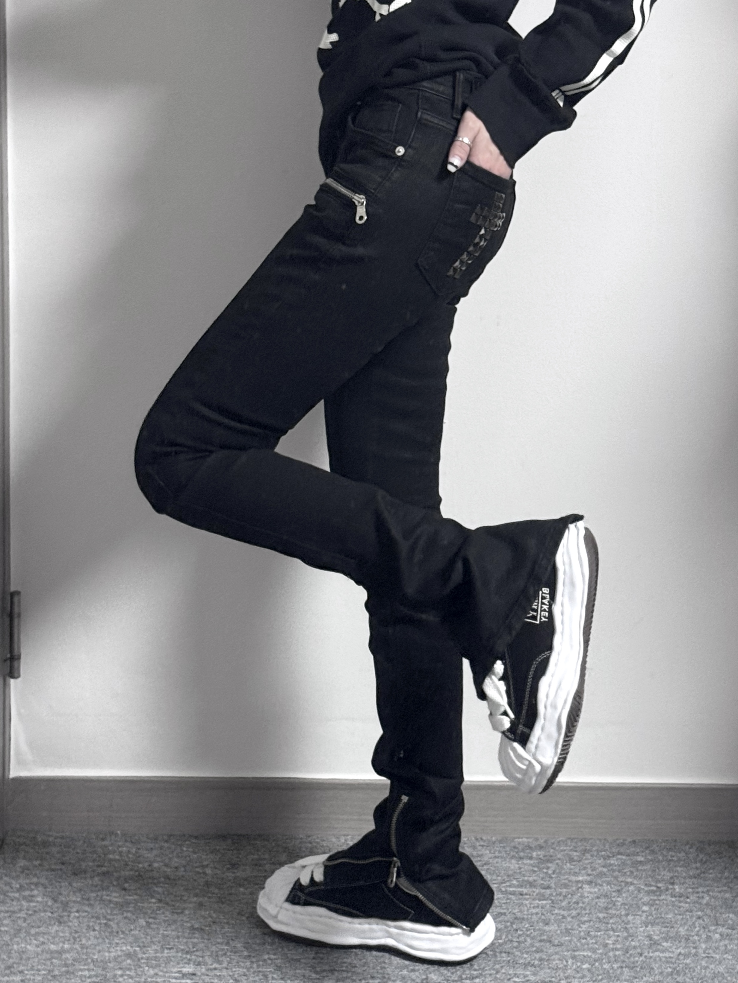 Maison Mihara Yasuhiro Blakey OG Sole Canvas Low-top Sneakers Black White 착용 스타일 - 3