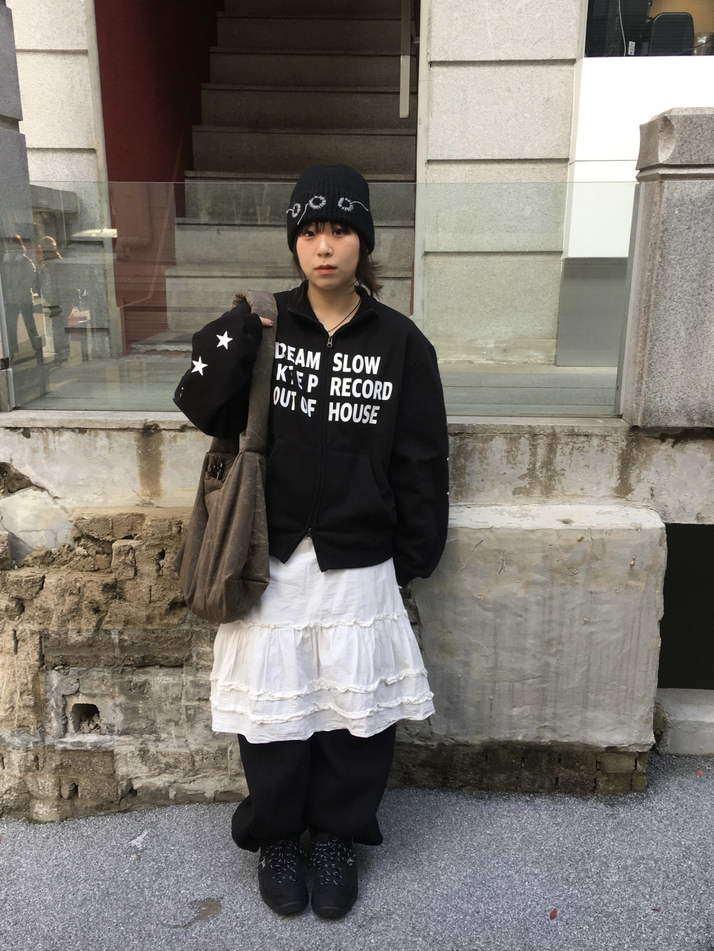 SLOW RECORD HOUSE Typo Star Track Zip-Up_Black 착용 스타일 - 1