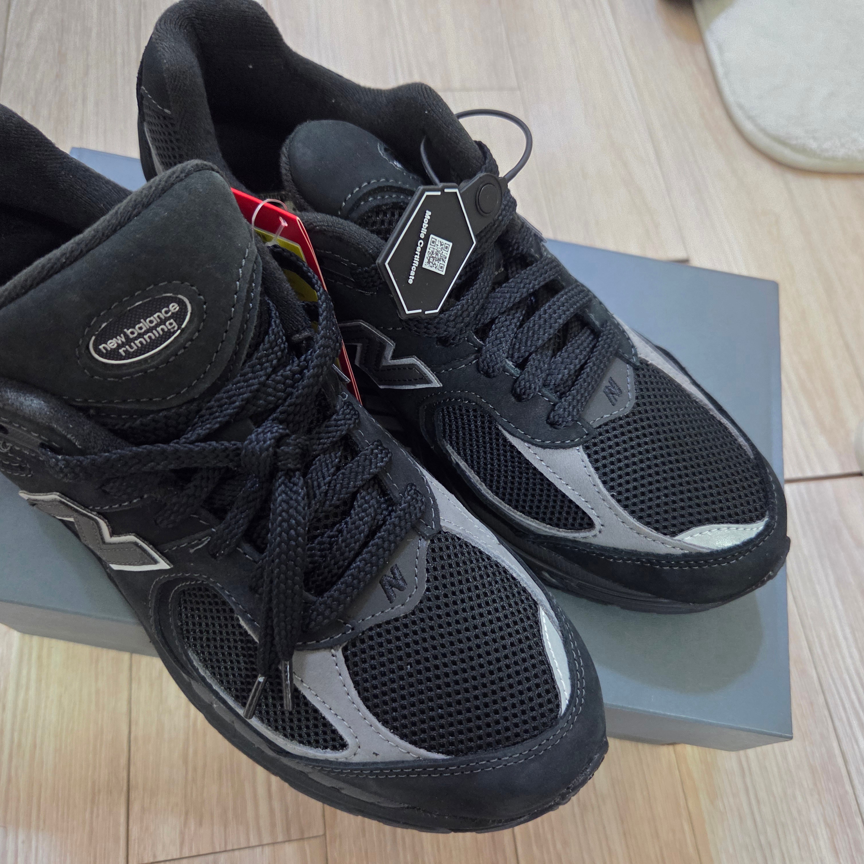New Balance 2002R Dark Camo 착용 스타일 - 2