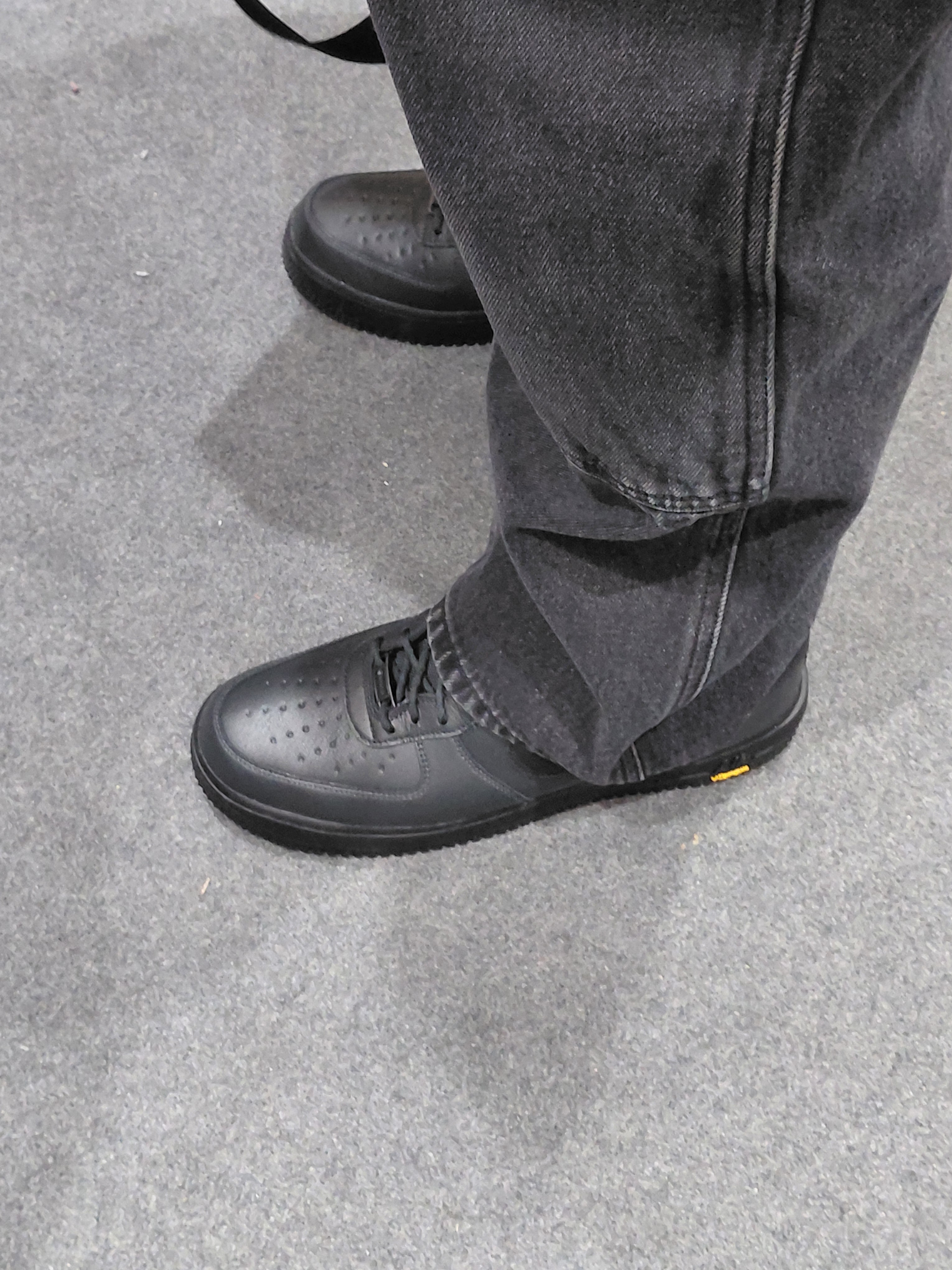Nike Air Force 1 Low Gore-Tex Vibram Off Noir and Black 착용 스타일 - 1