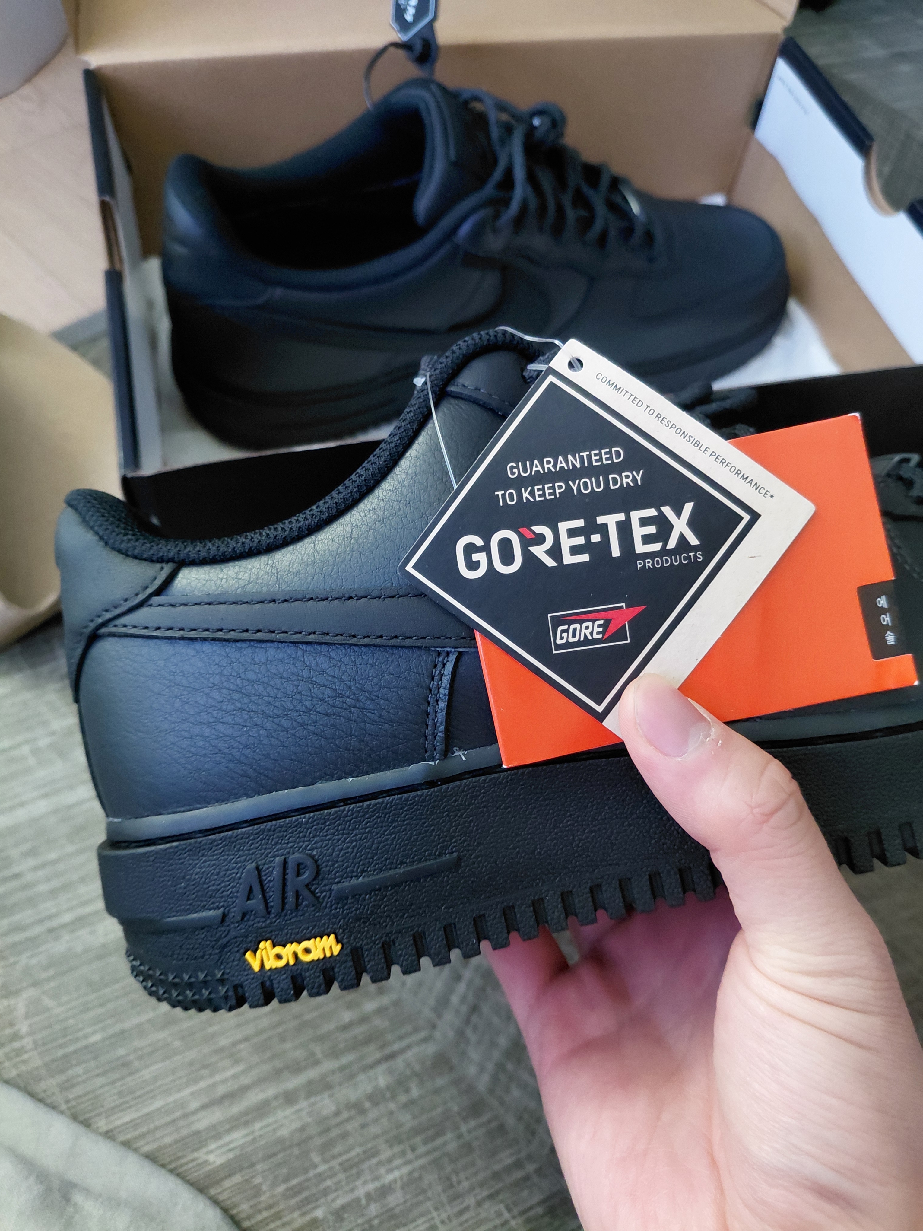 Nike Air Force 1 Low Gore-Tex Vibram Off Noir and Black 착용 스타일 - 4