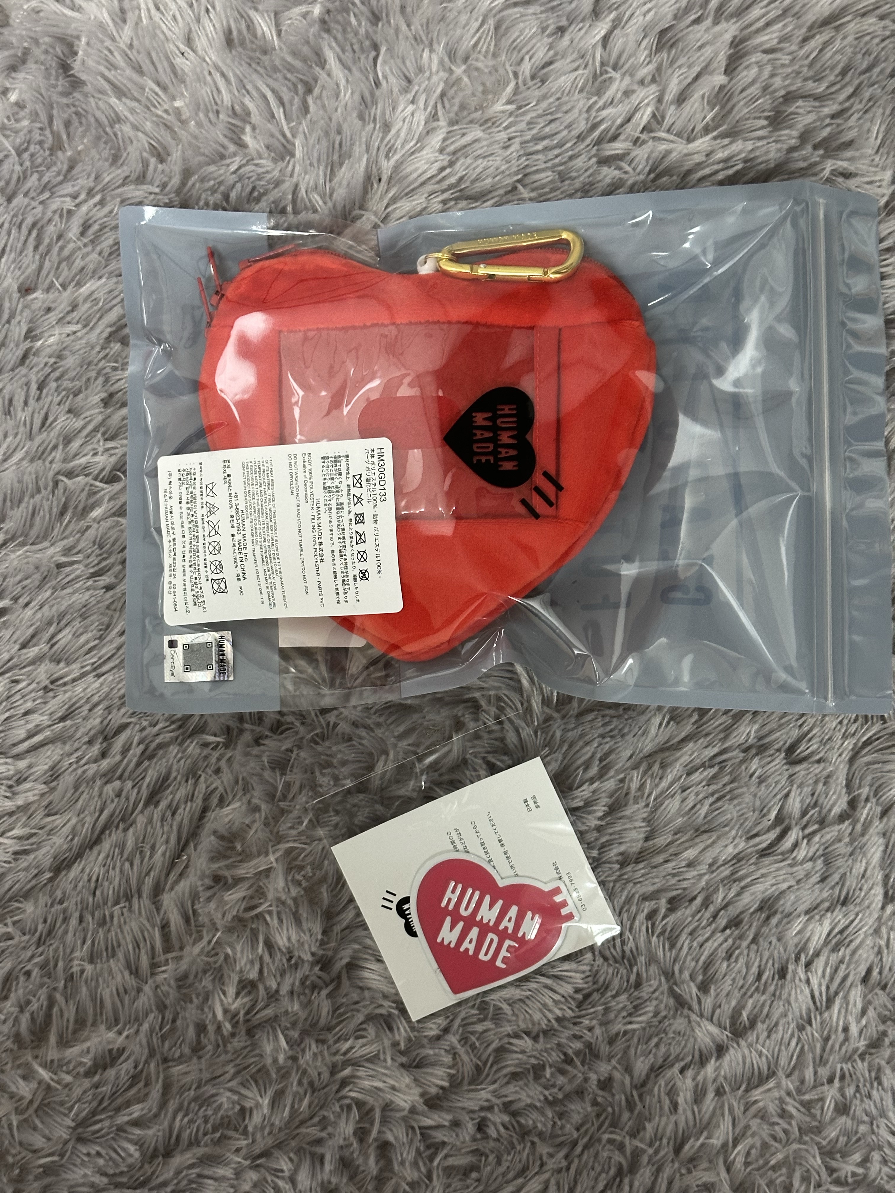 Human Made Heart Pass Case Red 착용 스타일 - 2