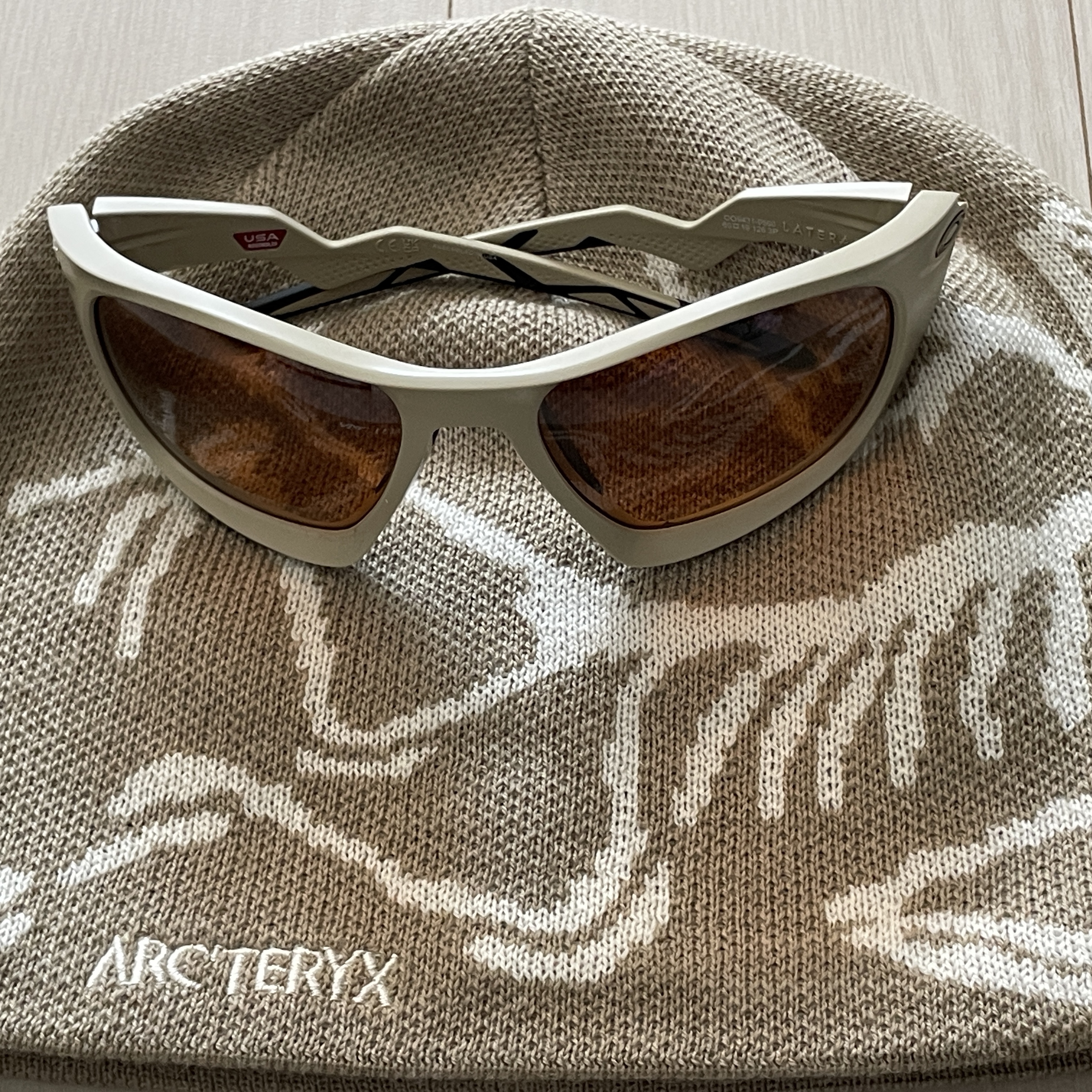 Arc'teryx Bird Head Toque Smoke Bluff, Oakley Lateralis Matte Black Frame Prizm Black Polarized Lenses High Bridge Fit 착용 스타일