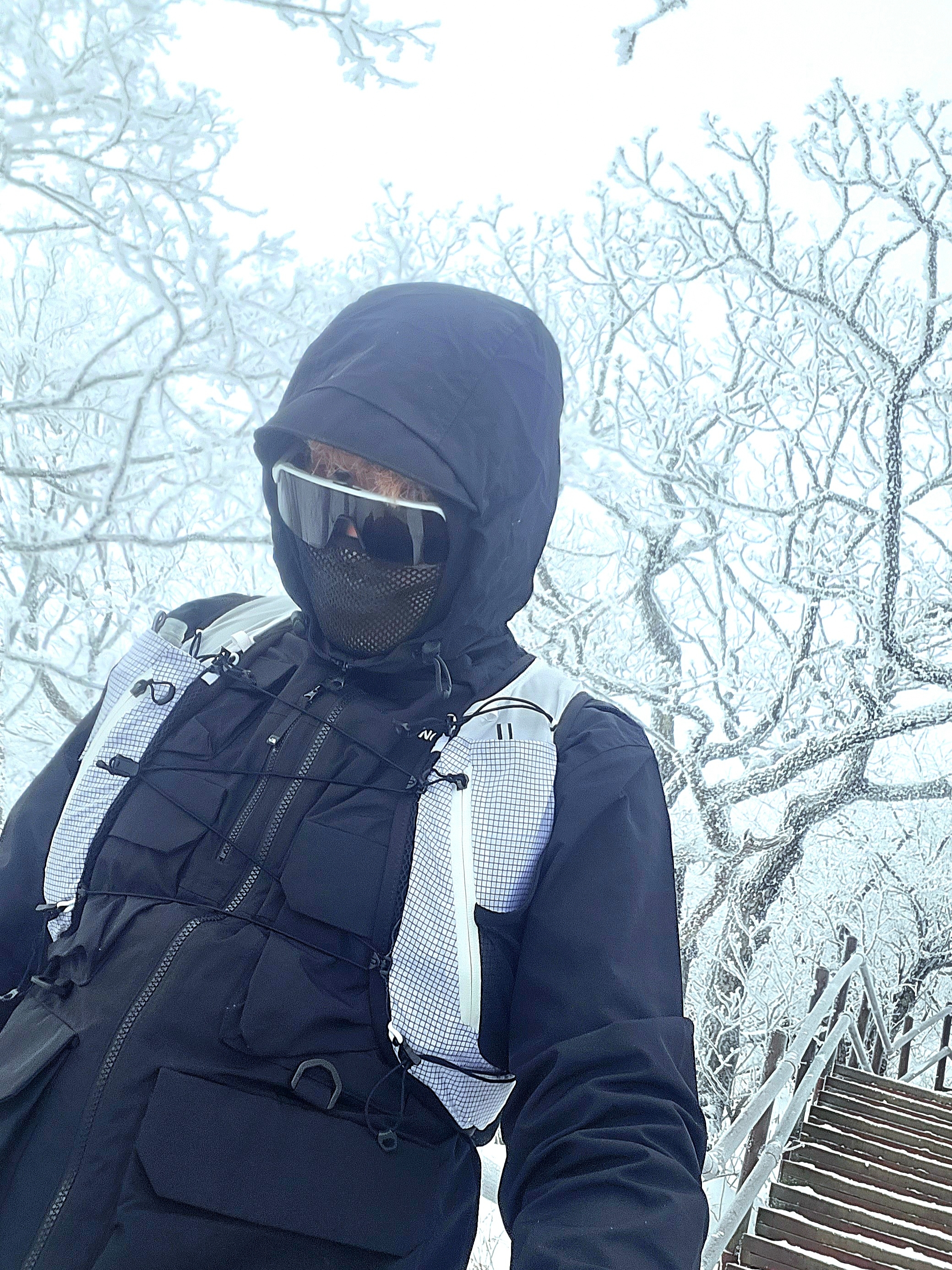 Oakley Sutro Matte White Frame Clear To Black Iridium Photochromic Lenses Low Bridge Fit 착용 스타일