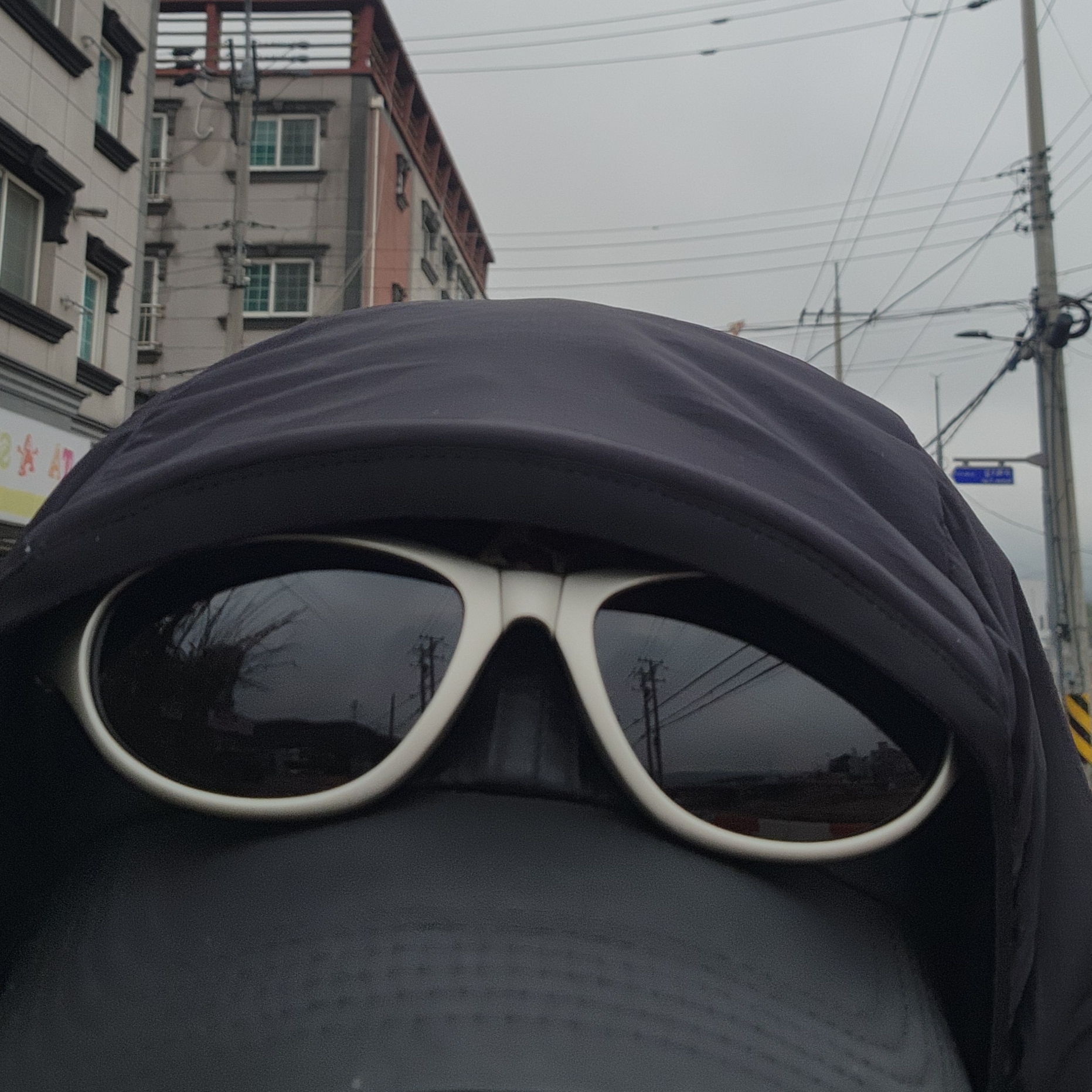 Montbell Trekking Glasses Silver Metallic Light Grey 착용 스타일