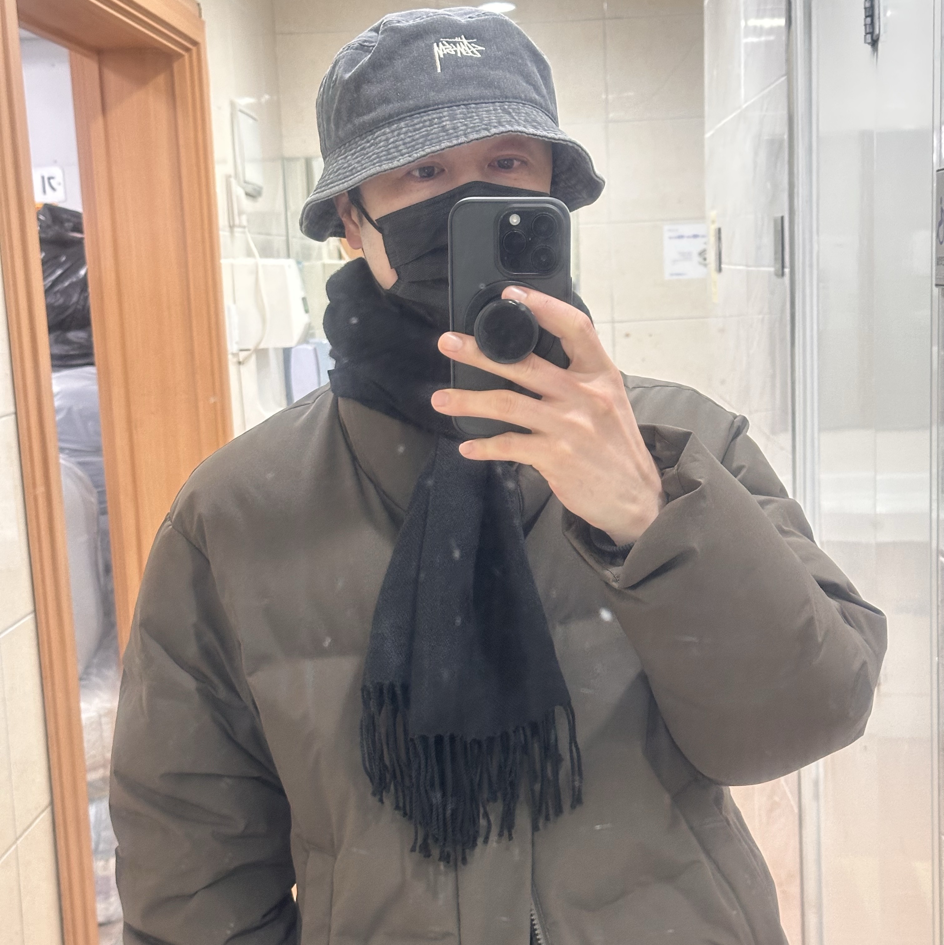 Stussy Washed Stock Bucket Hat Charcoal 착용 스타일