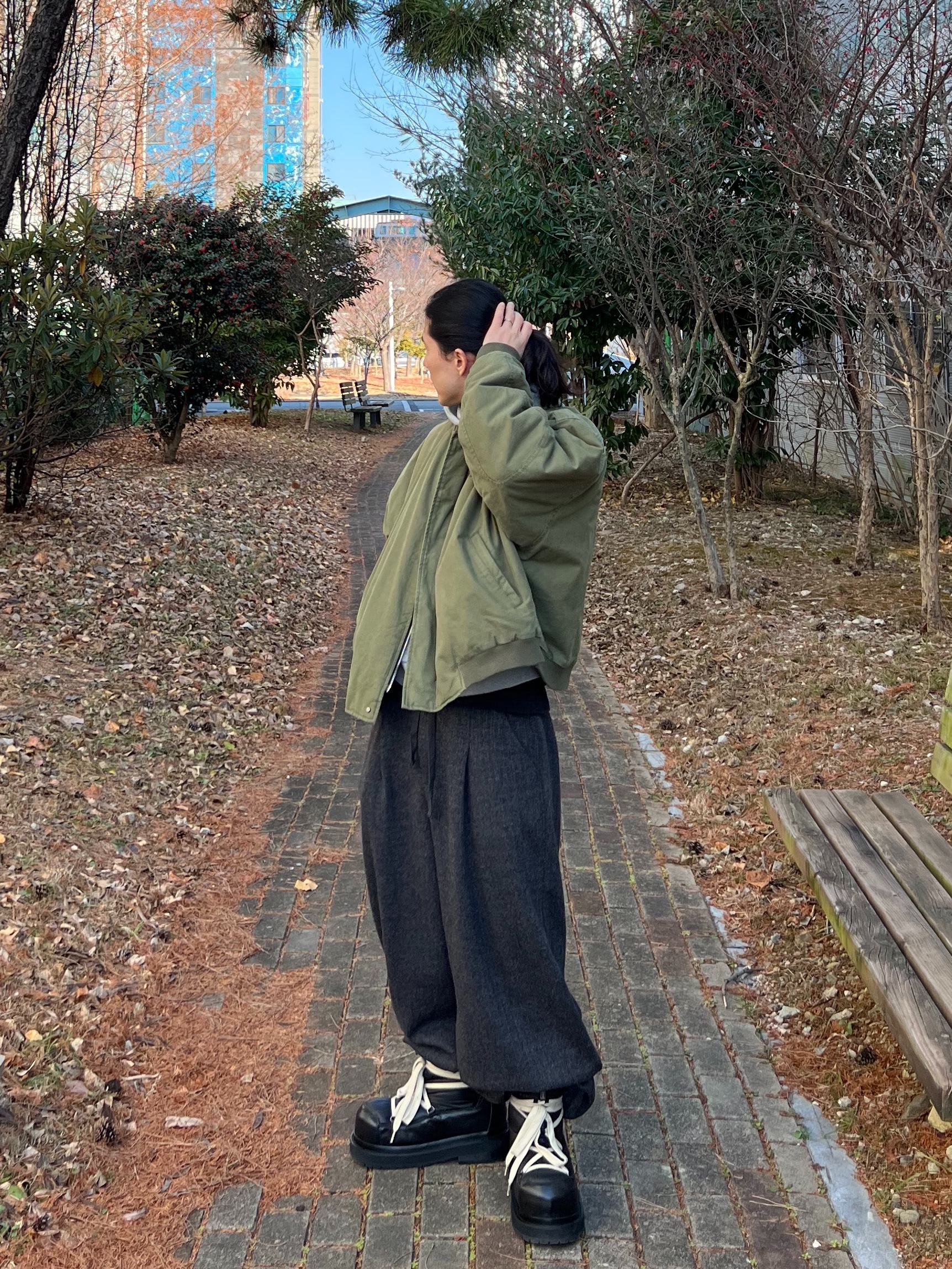 Nonnod Sulfur Dye Serge Bomber Jacket Vintage Khaki, Farfromwhat Far Pin Button & Safety Pin 착용 스타일 - 2