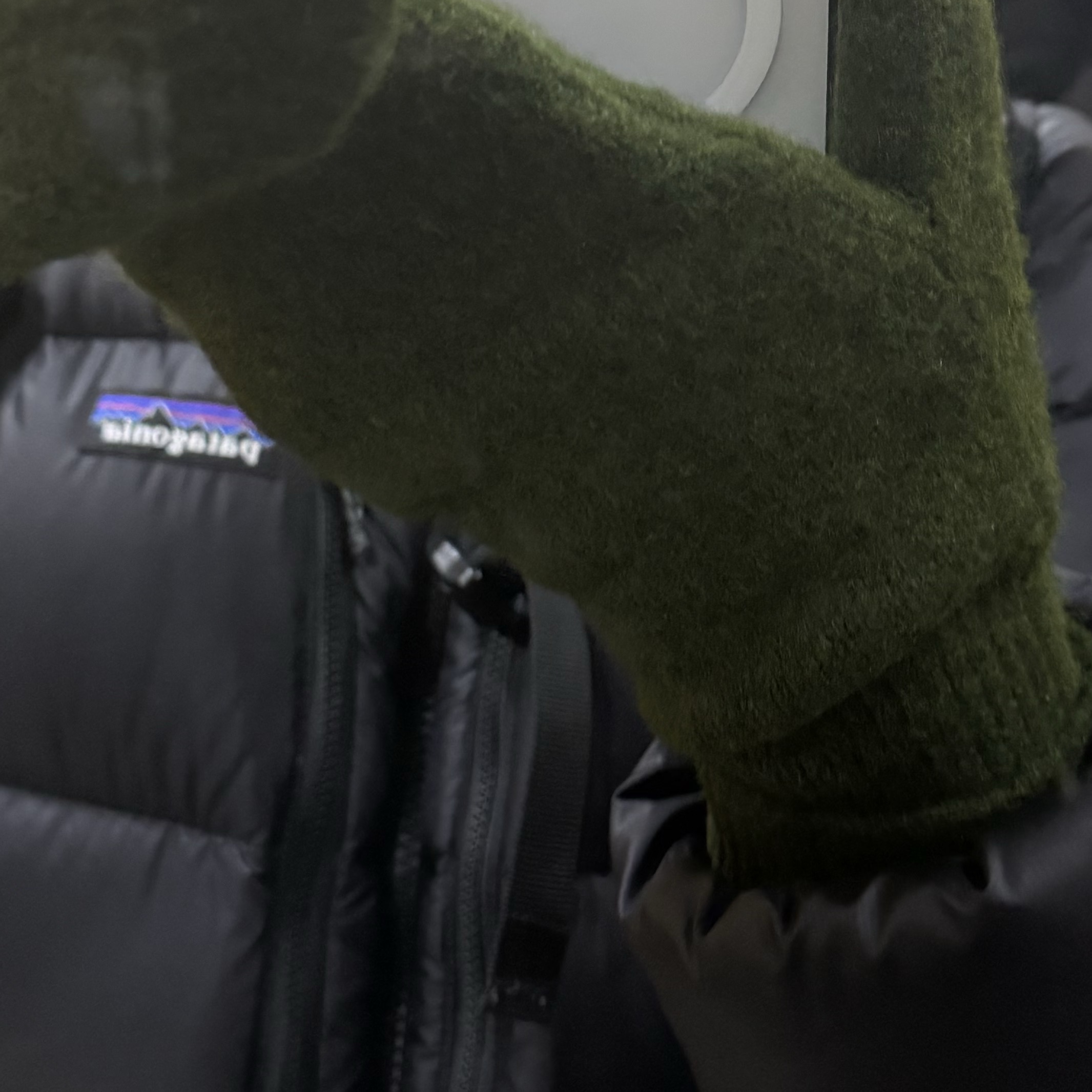 Patagonia Fitz Roy Down Hoody Black 착용 스타일