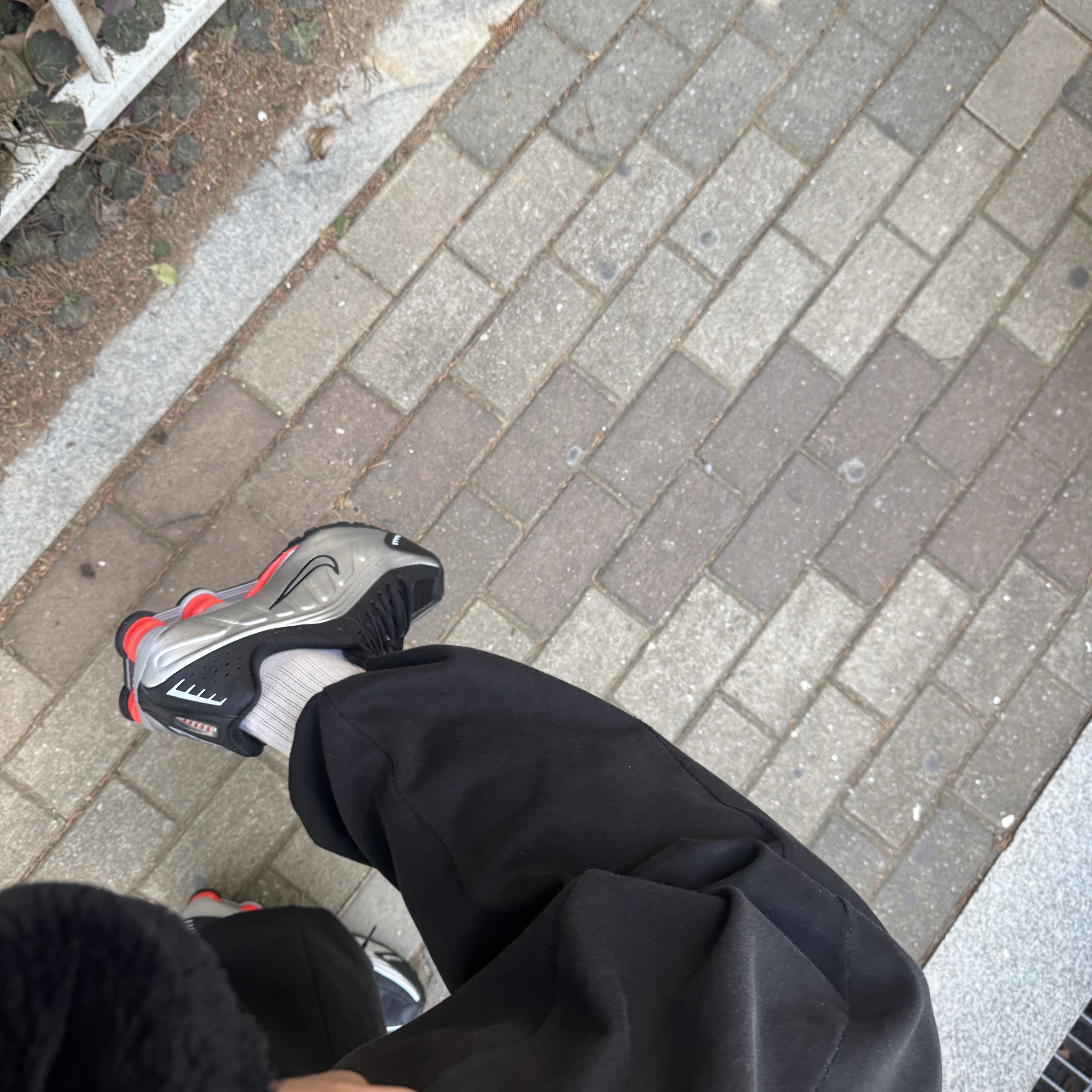 Nike Shox R4 Metallic Silver Red 착용 스타일 - 1