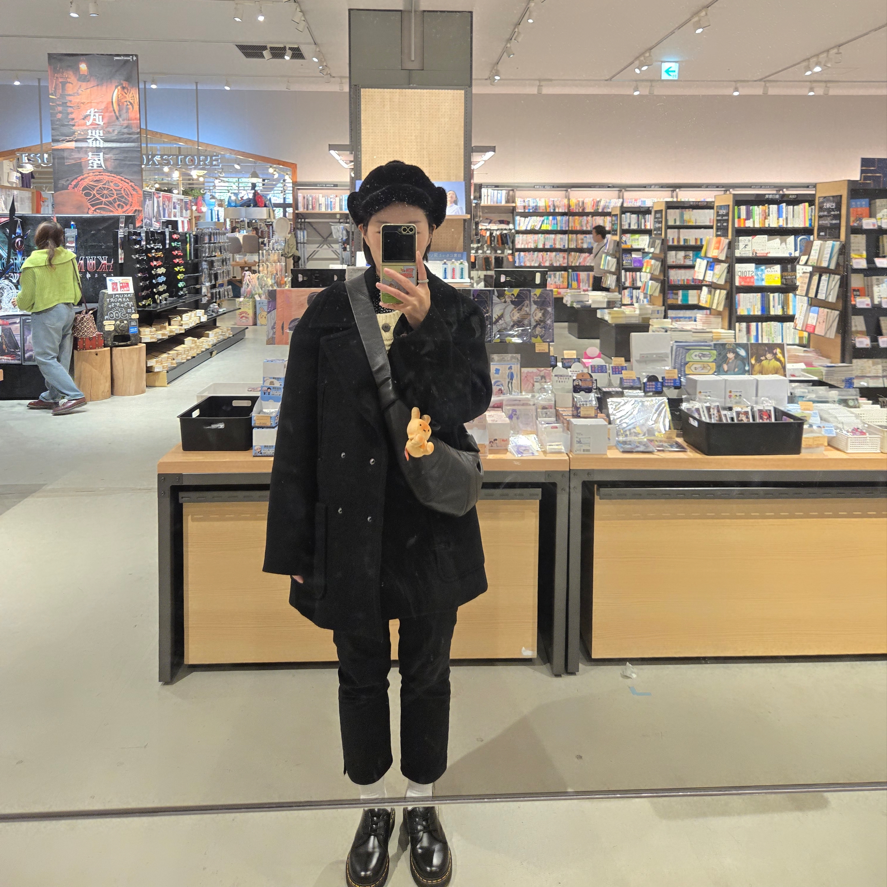 Dr. Martens 1461 Smooth Black, Lemaire Small Croissant Bag Soft Nappa Leather Dark Chocolate 착용 스타일