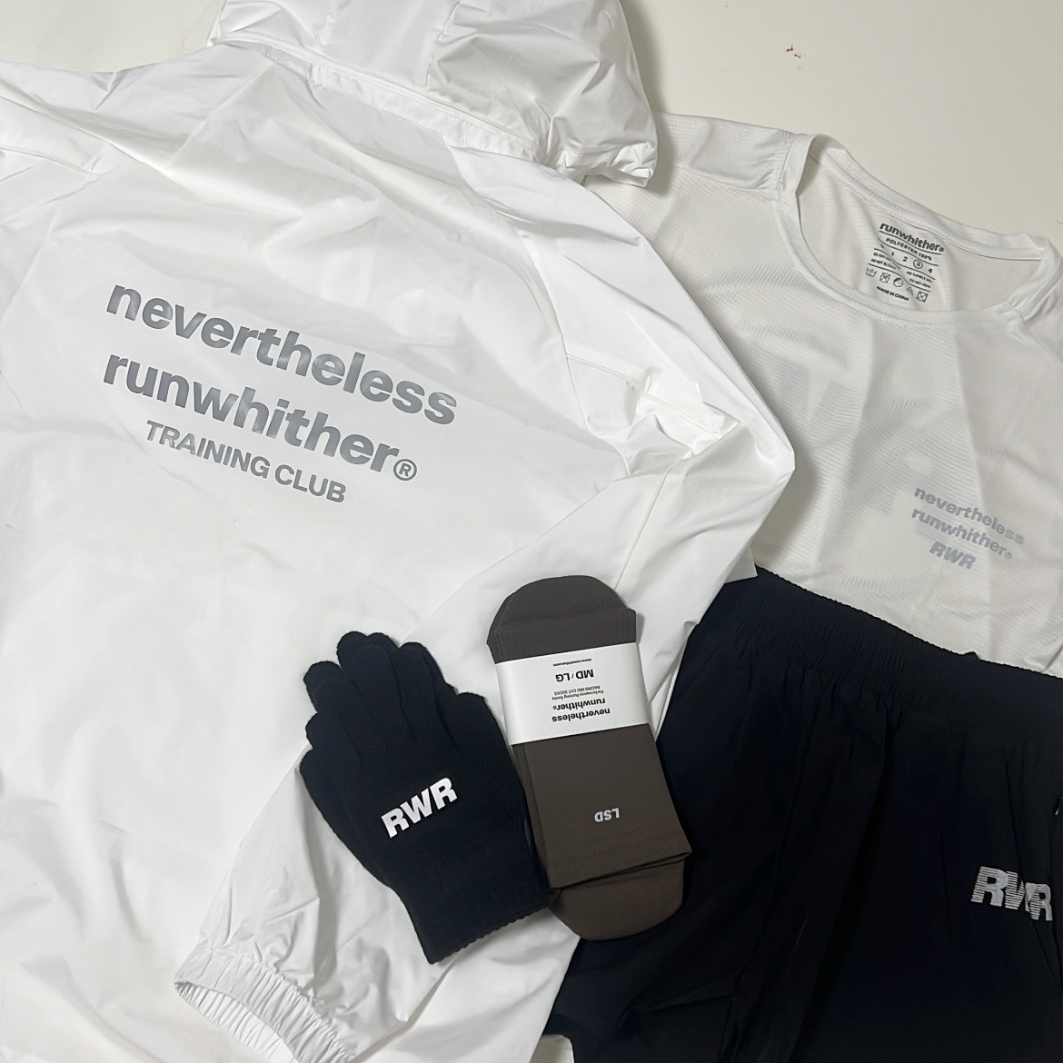 [KREAM 단독] runwhither Gloves Black 착용 스타일