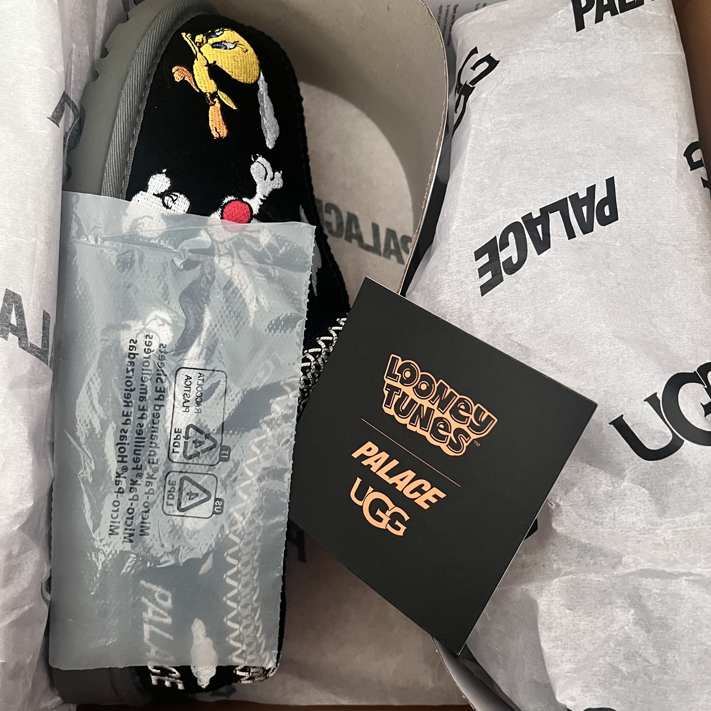 UGG x Palace x Looney Tunes Tasman Slipper Black 착용 스타일