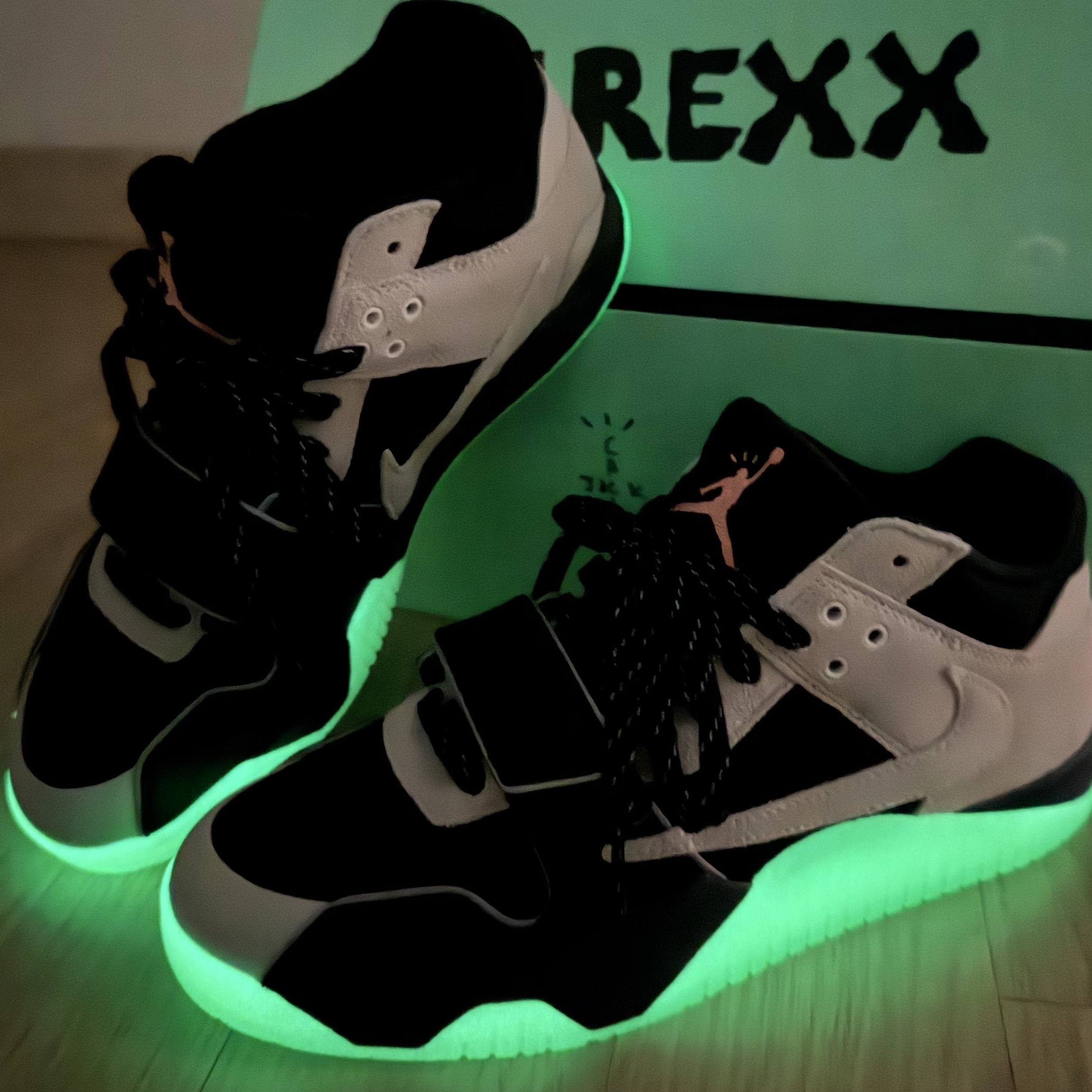 Jordan x Travis Scott x Chase B Jumpman Jack TR Black Night Silver 착용 스타일 - 4