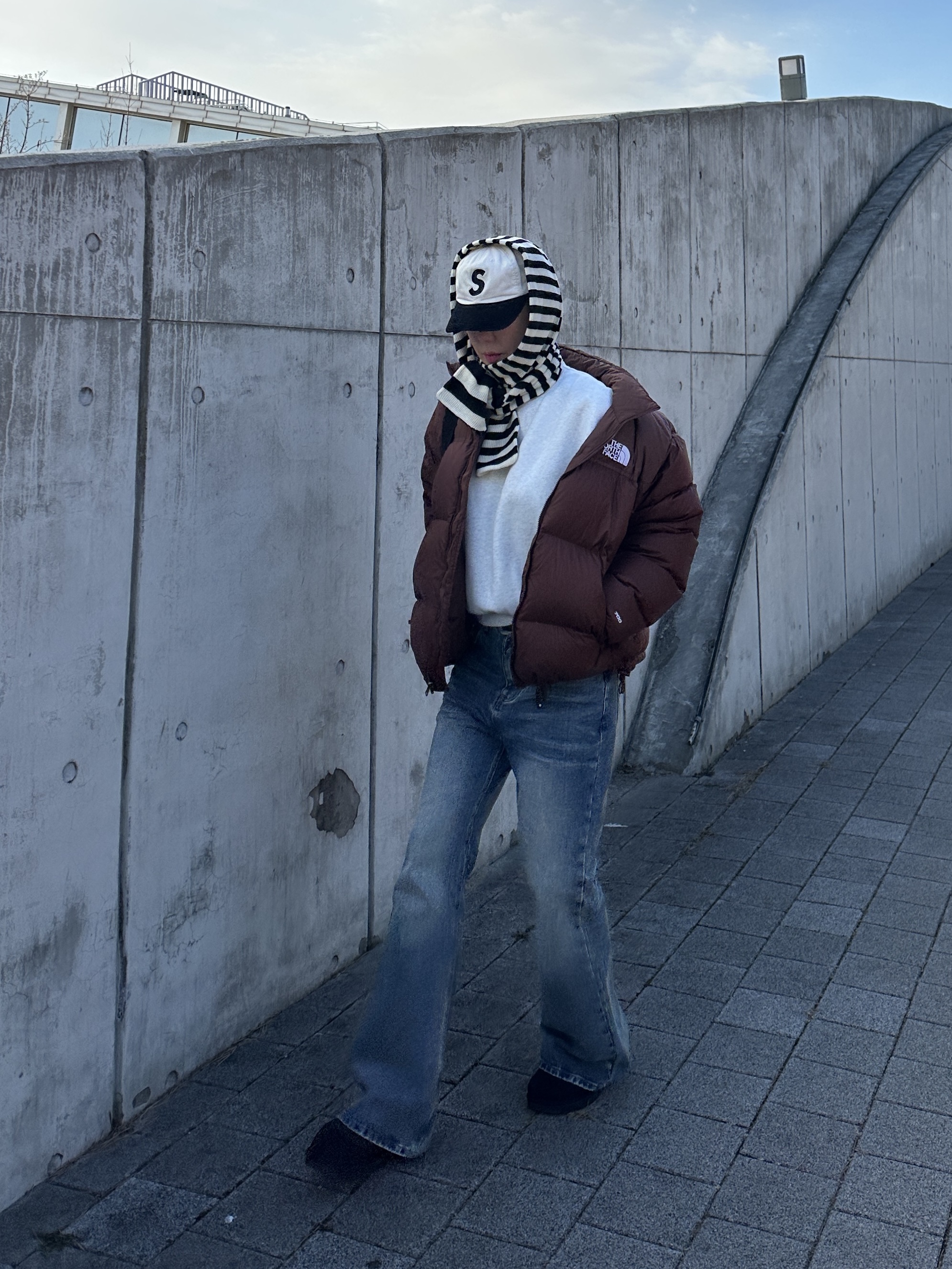 Supreme 2-Tone S Logo 6-Panel Stone - 24SS, The North Face 1996 Retro Nuptse Jacket Dark Oak 착용 스타일 - 1