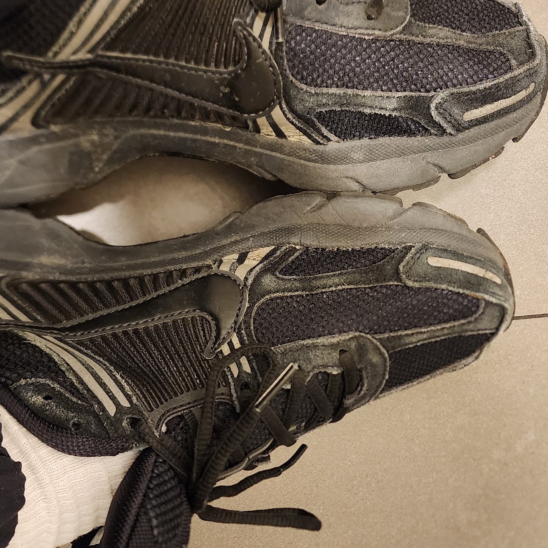 Nike Zoom Vomero 5 Black Anthracite Metallic Dark Grey 착용 스타일
