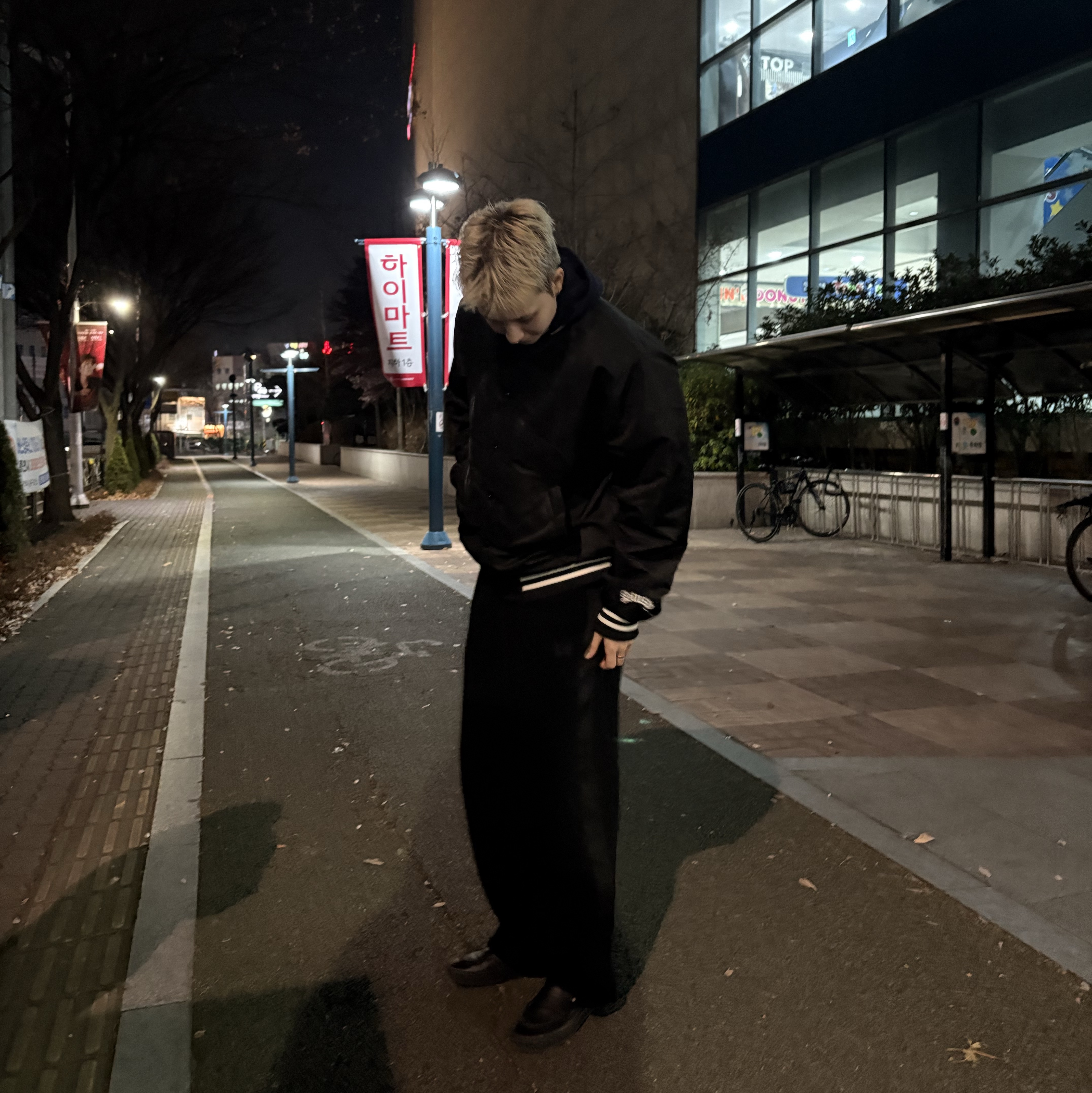 Stussy Stadium Jacket Gothic S Black, Uniqlo x Needles Fleece Wide Pants Longer Length Black - JP 착용 스타일 - 2