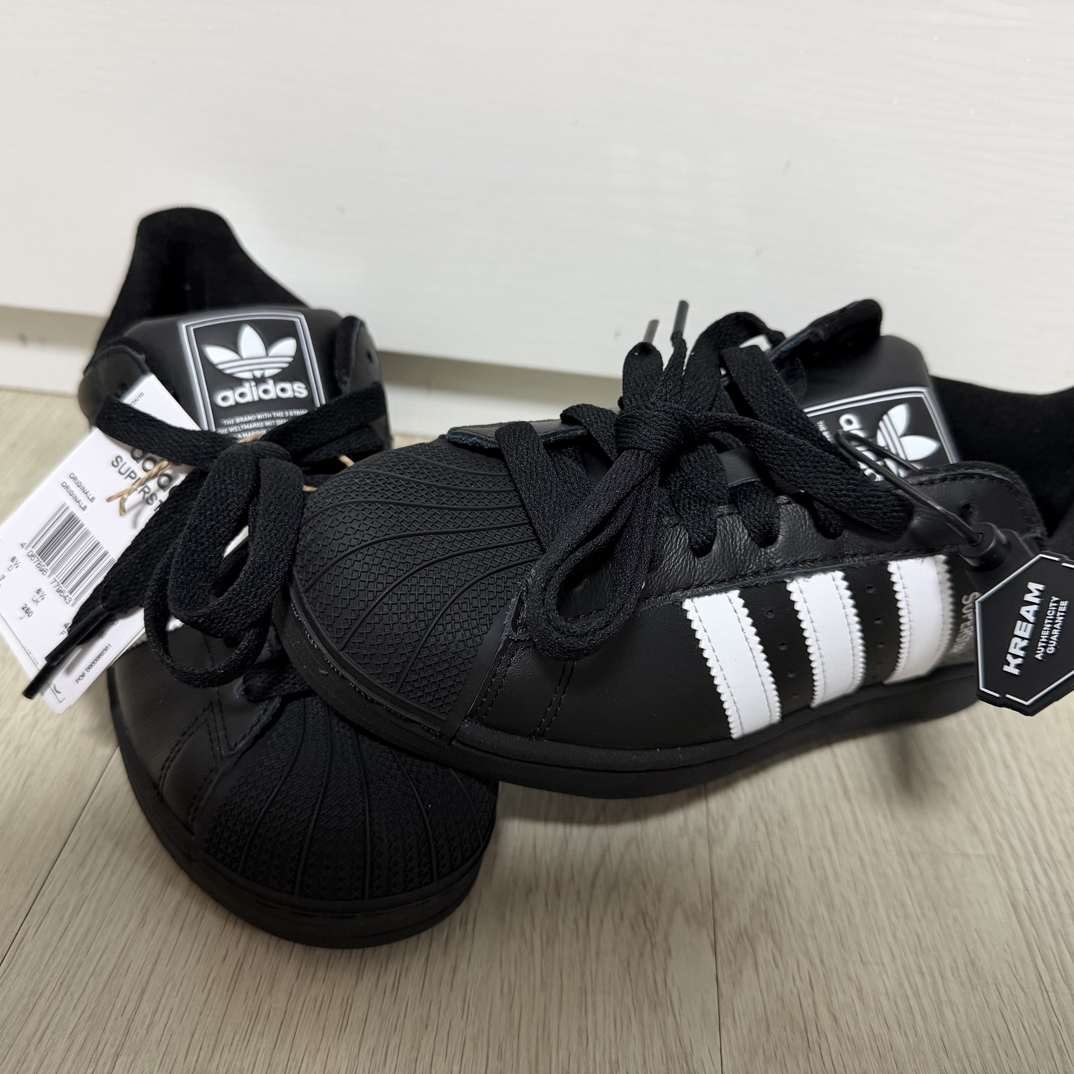 Adidas Superstar II Core Black Cloud White 착용 스타일