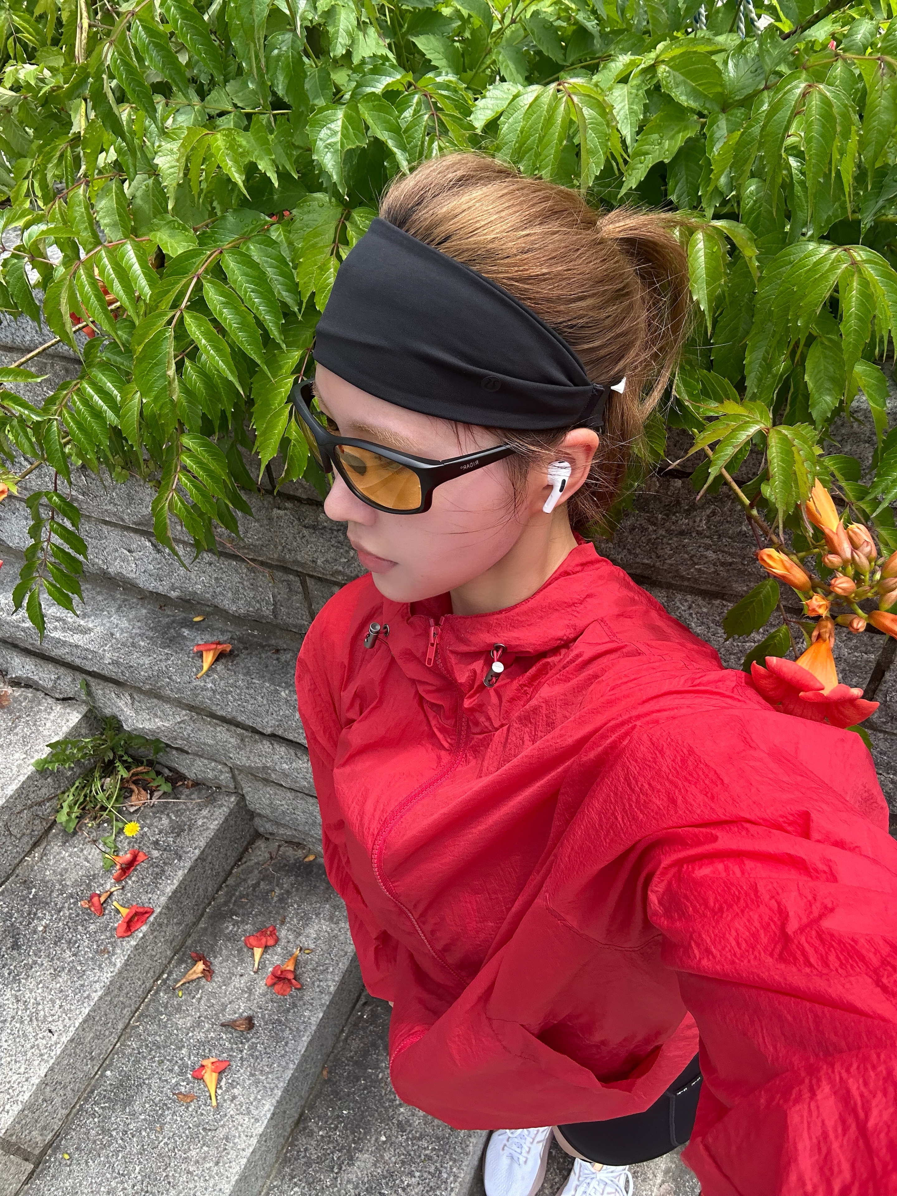 (W) Lululemon Swiftly Wide Headband Slate Black 착용 스타일