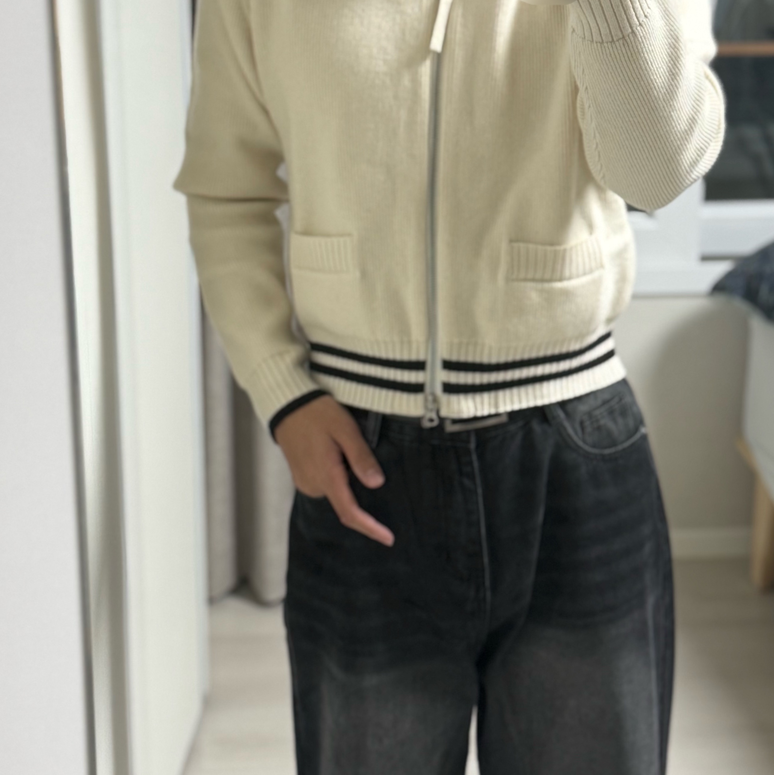 Matin Kim Spell Point Stripe Knit Cardigan Ivory 착용 스타일 - 1