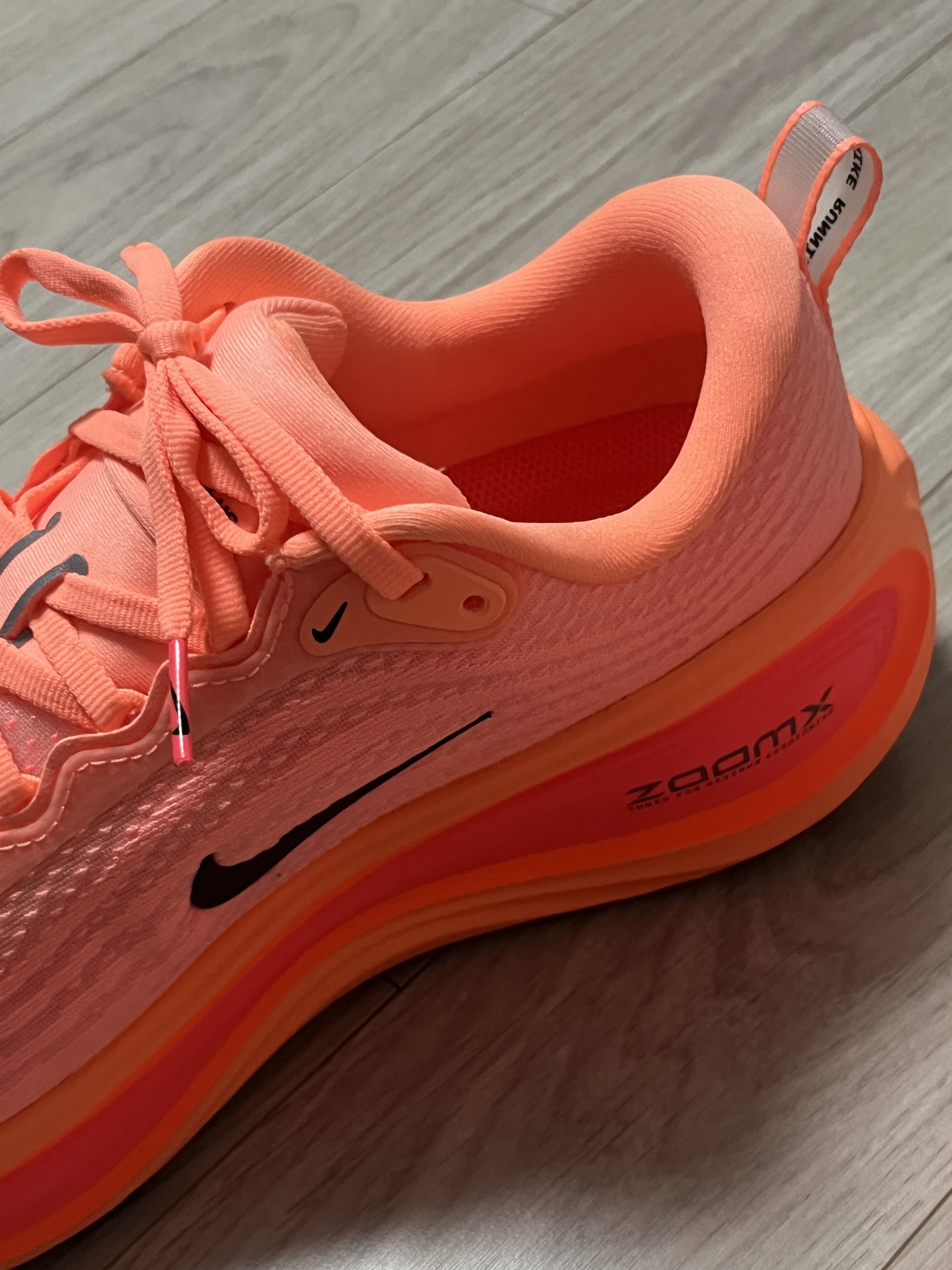 Nike Vomero Plus Orange Pulse Hot Lava 착용 스타일 - 4