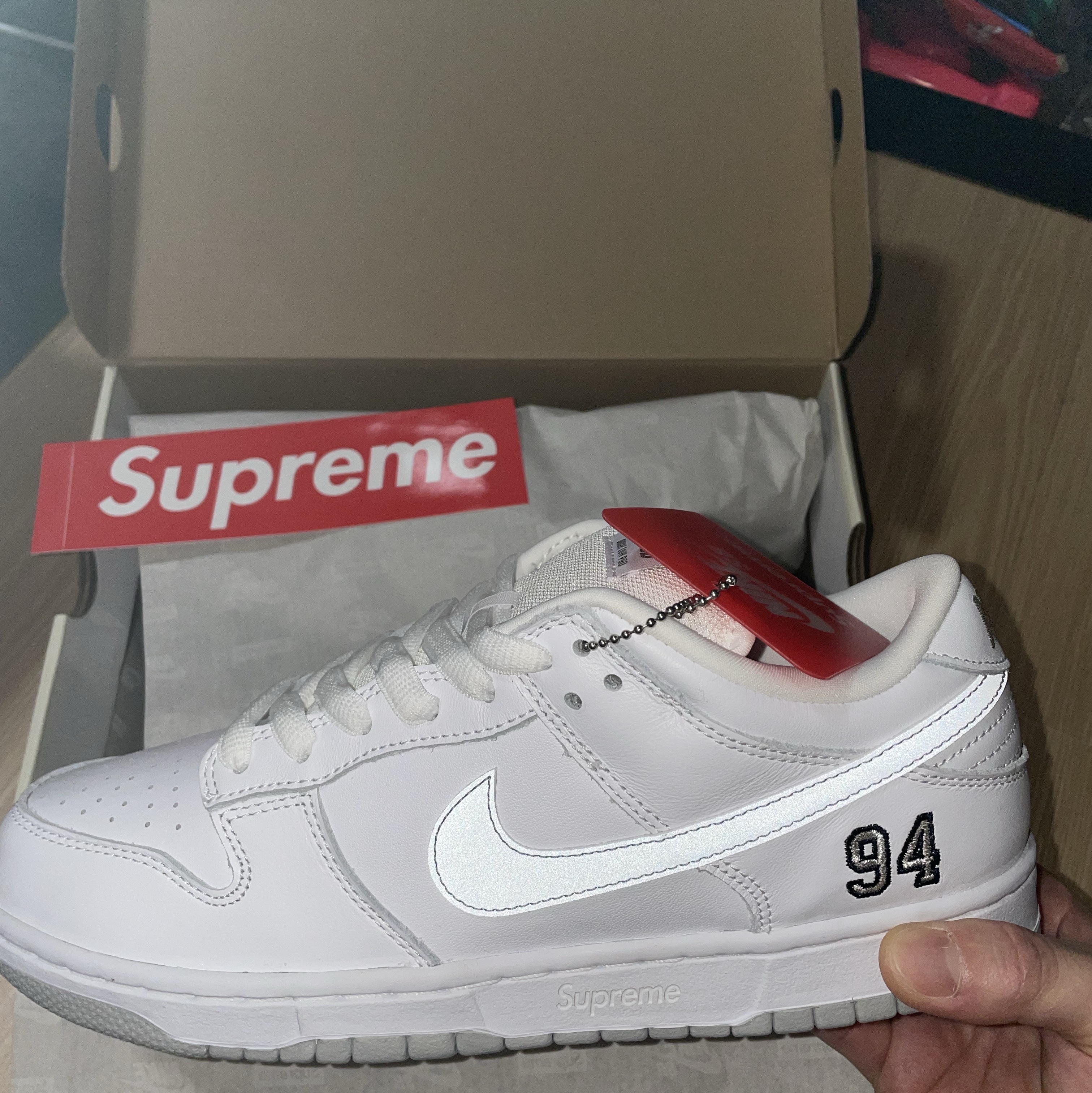 Nike x Supreme SB Dunk Low White 착용 스타일 - 2