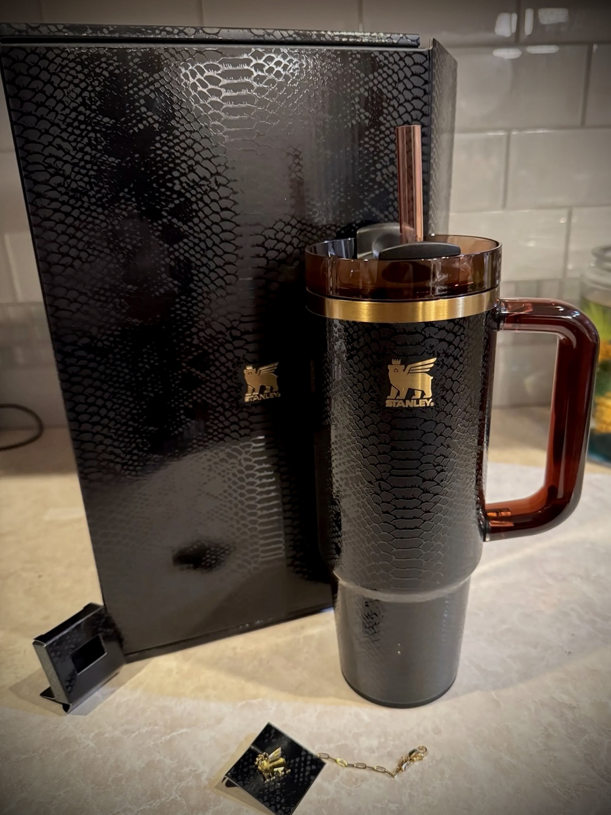 Stanley The Quencher Luxe H2.0 Flowstate Tumbler 887ml Black Snakeskin 착용 스타일 - 2