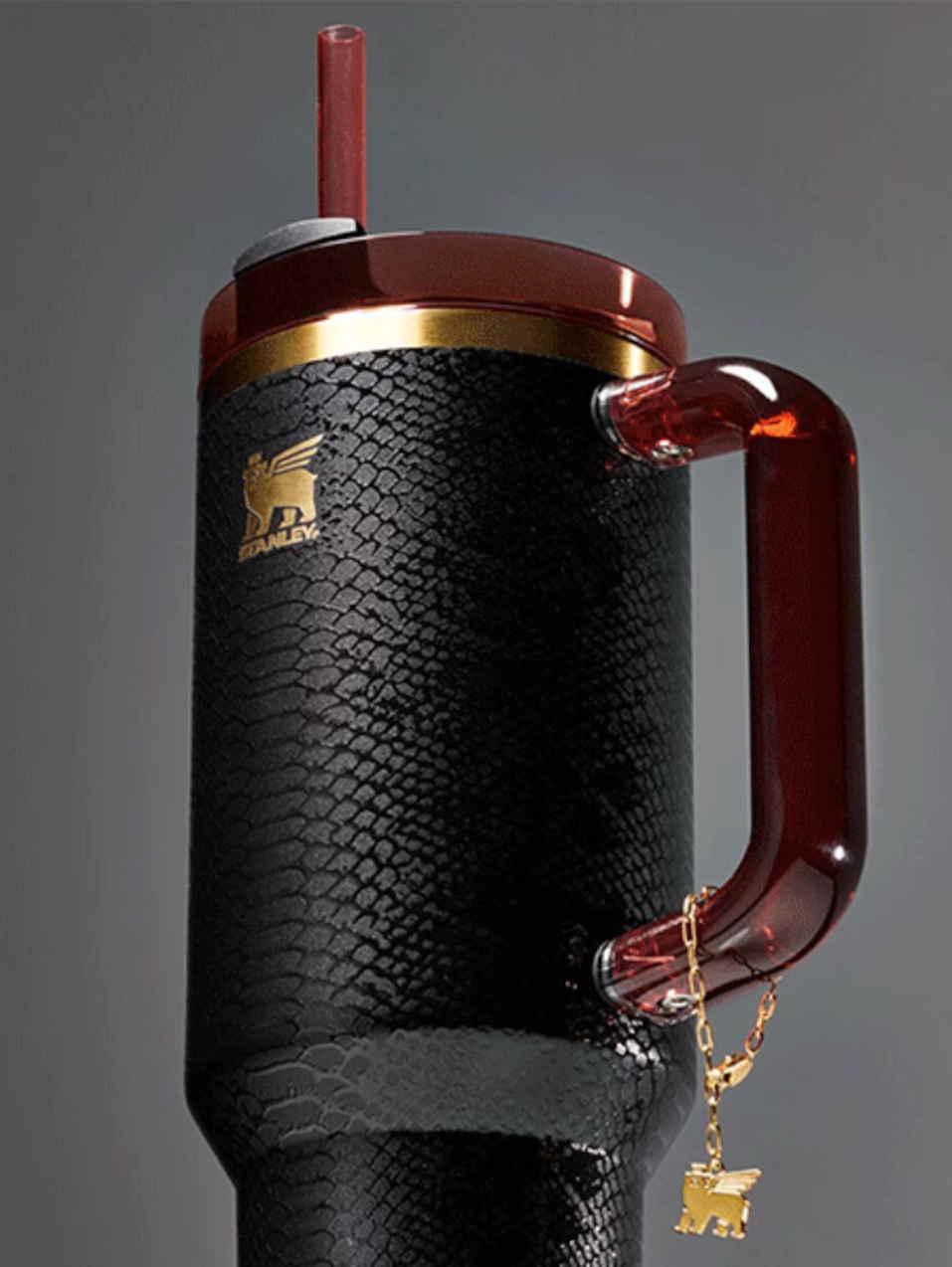 Stanley The Quencher Luxe H2.0 Flowstate Tumbler 887ml Black Snakeskin 착용 스타일 - 5