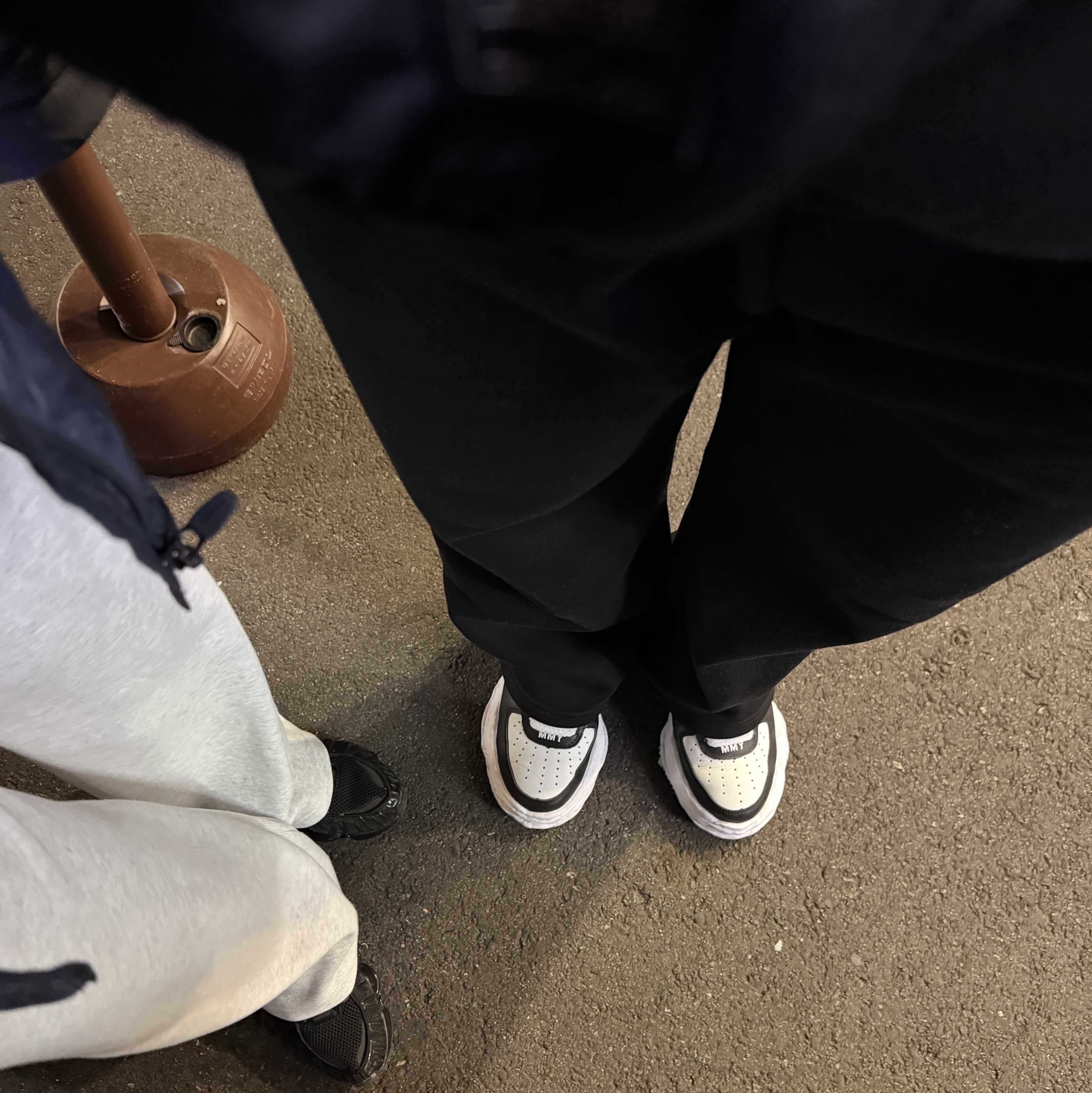 Maison Mihara Yasuhiro Wayne OG Sole Leather Low-top Sneakers Black White 착용 스타일