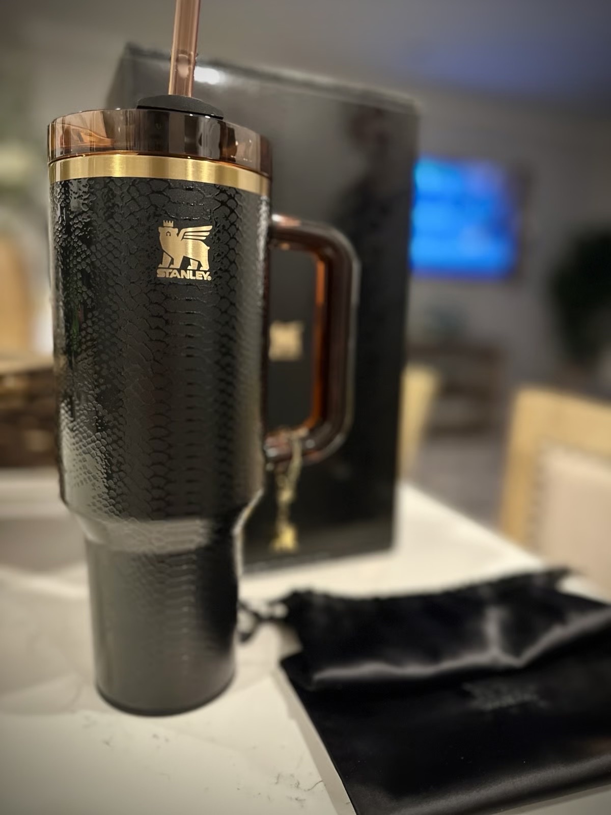 Stanley The Quencher Luxe H2.0 Flowstate Tumbler 887ml Black Snakeskin 착용 스타일 - 1