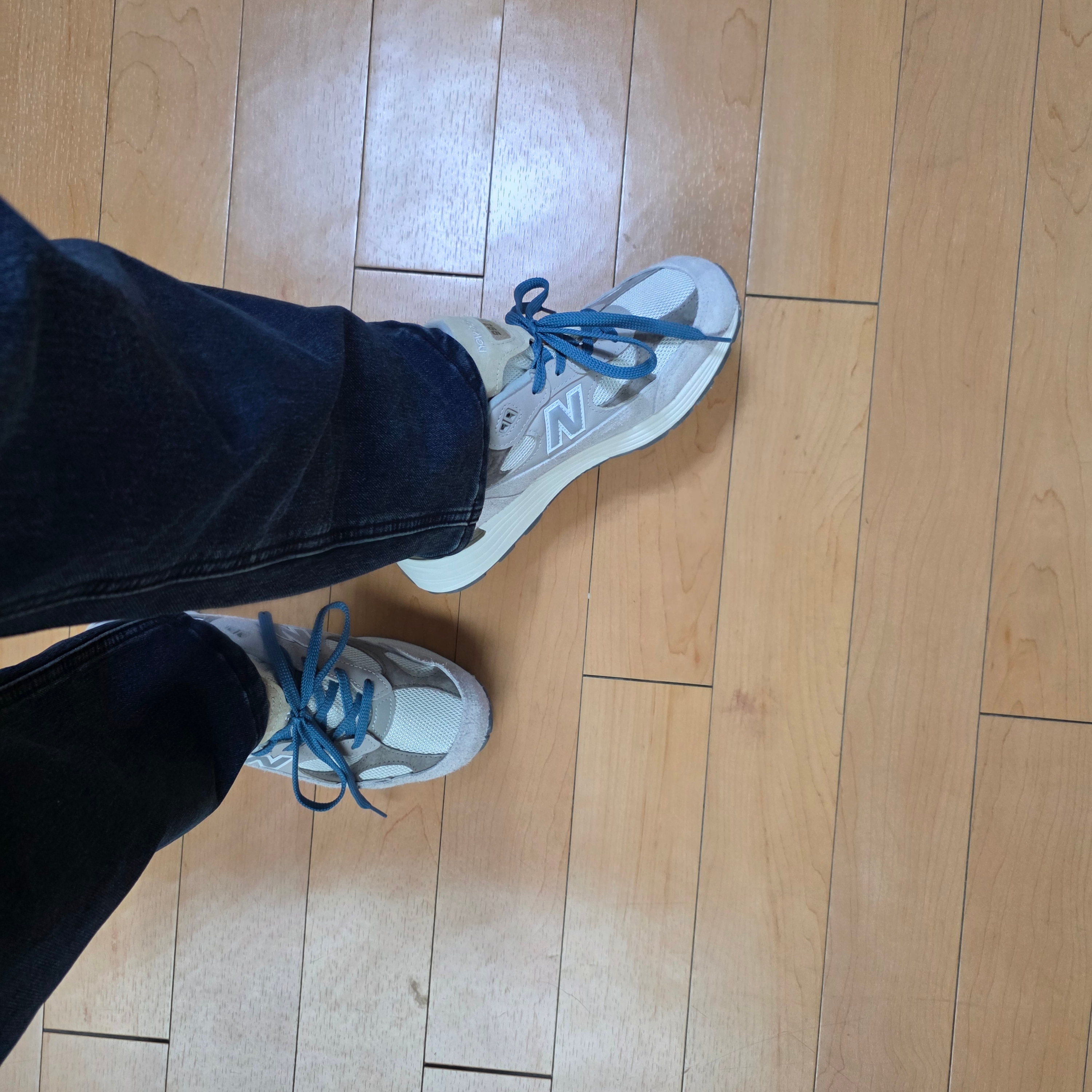 New Balance 992 Made in USA Moonrock Mushroom 착용 스타일 - 2
