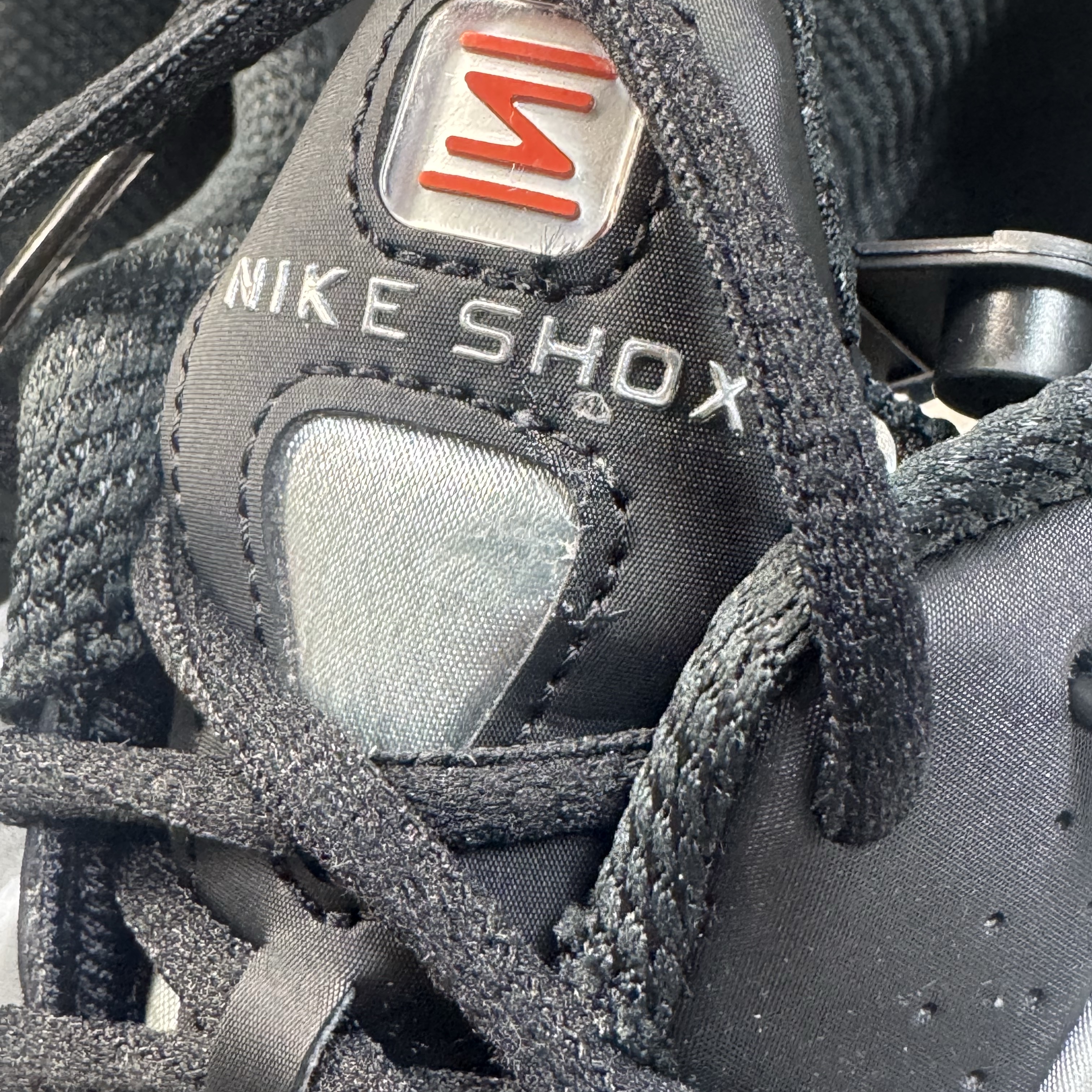 Nike Shox R4 Metallic Silver Red 착용 스타일 - 2